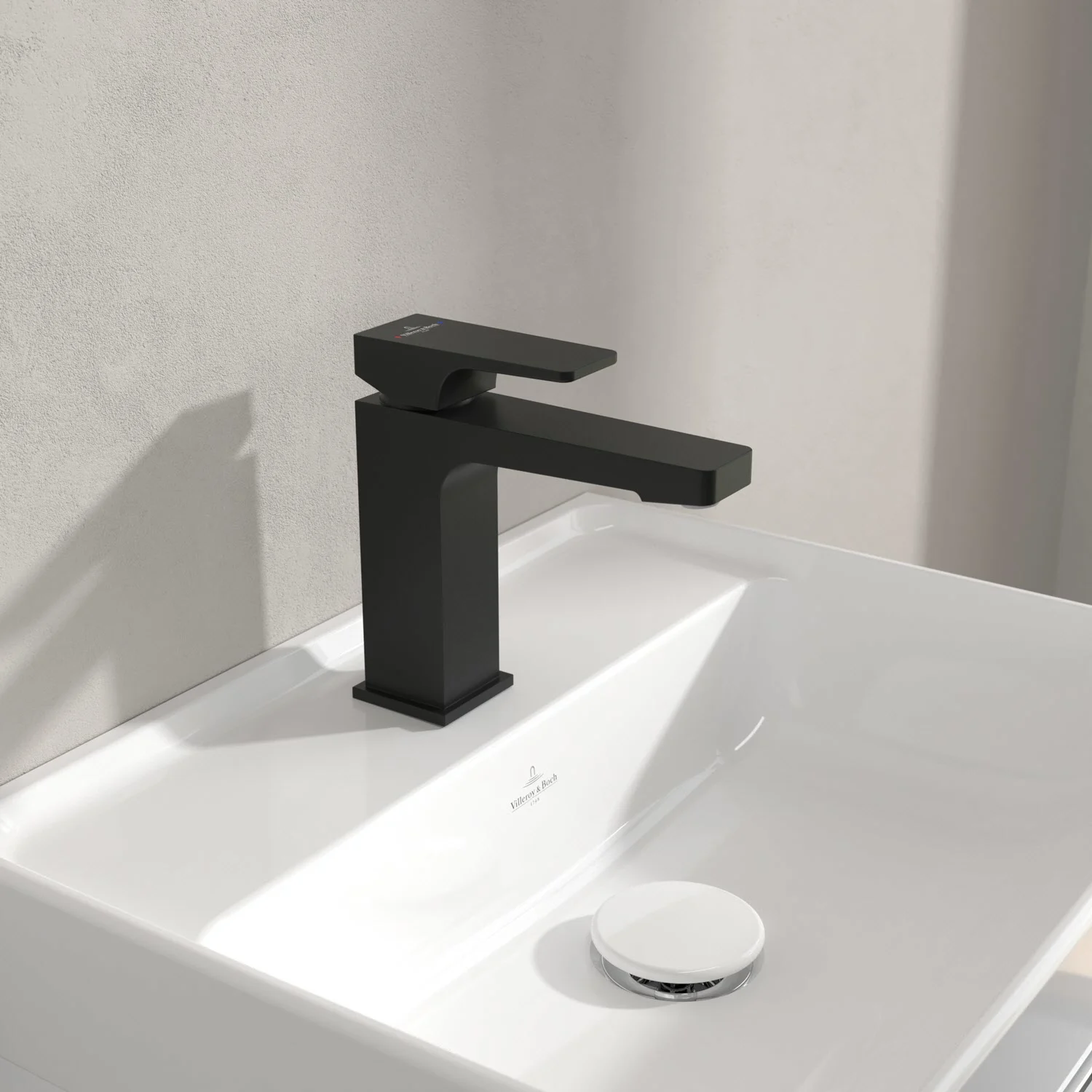 Czarna bateria na białej umywalce, Villeroy & Boch