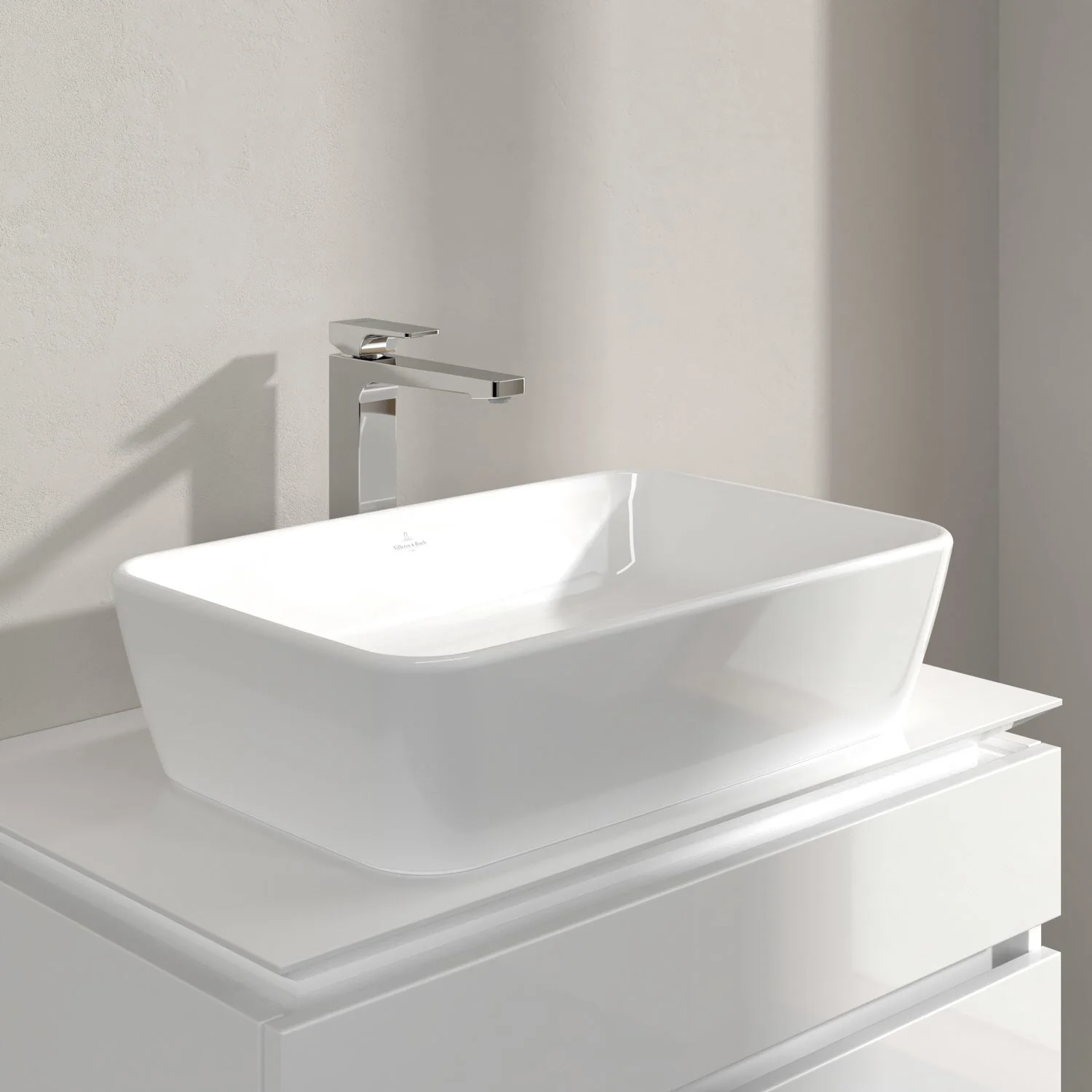 Chromowana bateria na białej umywalce, Villeroy & Boch