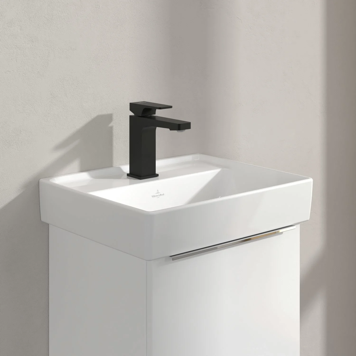 Czarna bateria na białej umywalce, Villeroy & Boch