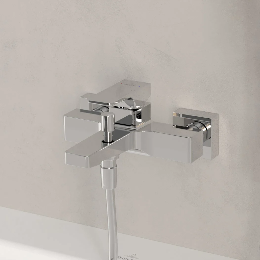 Chromowana bateria prysznicowa z bliska bez wody, Villeroy & Boch