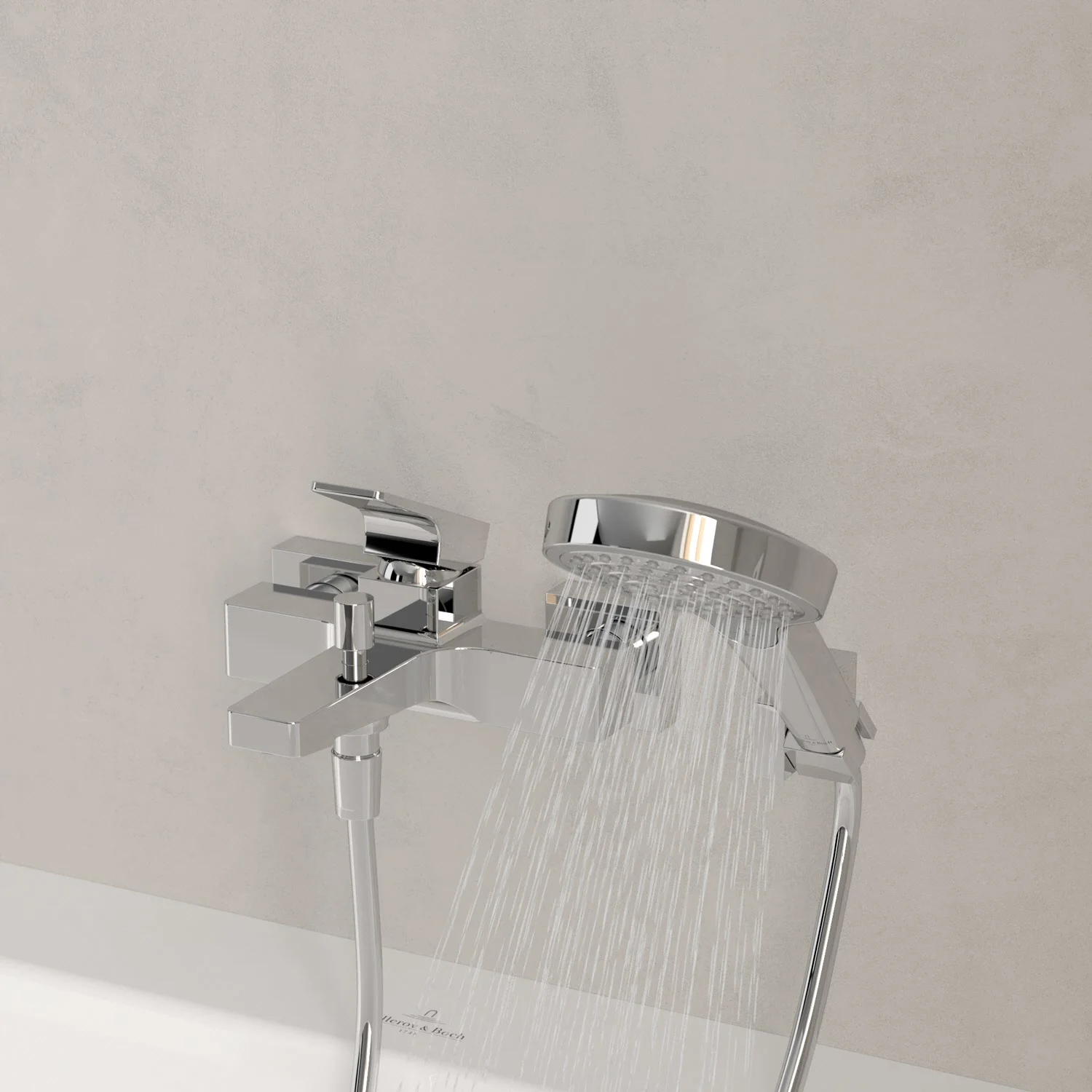 Chromowana bateria prysznicowa z bliska z wodą, Villeroy & Boch