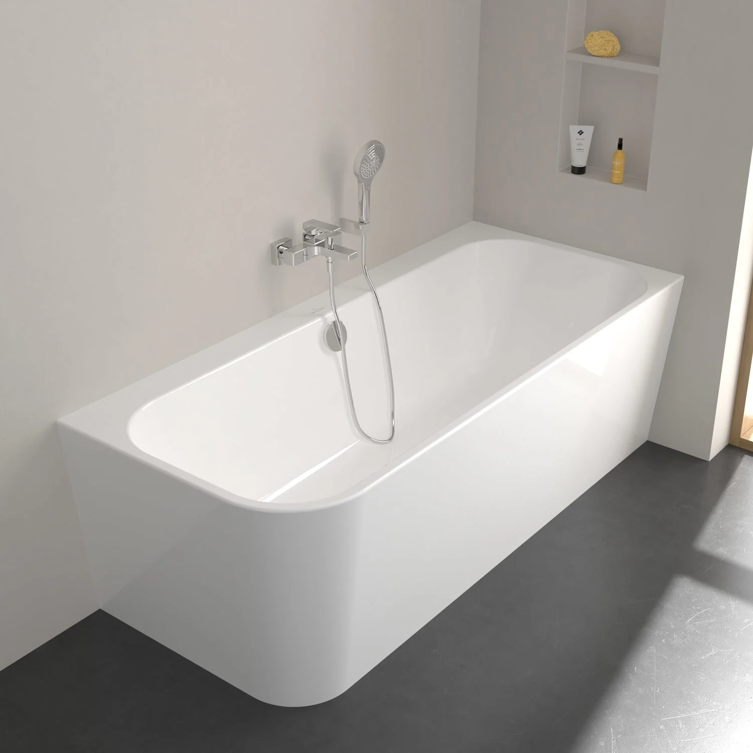 Biała wanna z srebrną baterią w nowoczesnej łazience, Villeroy & Boch