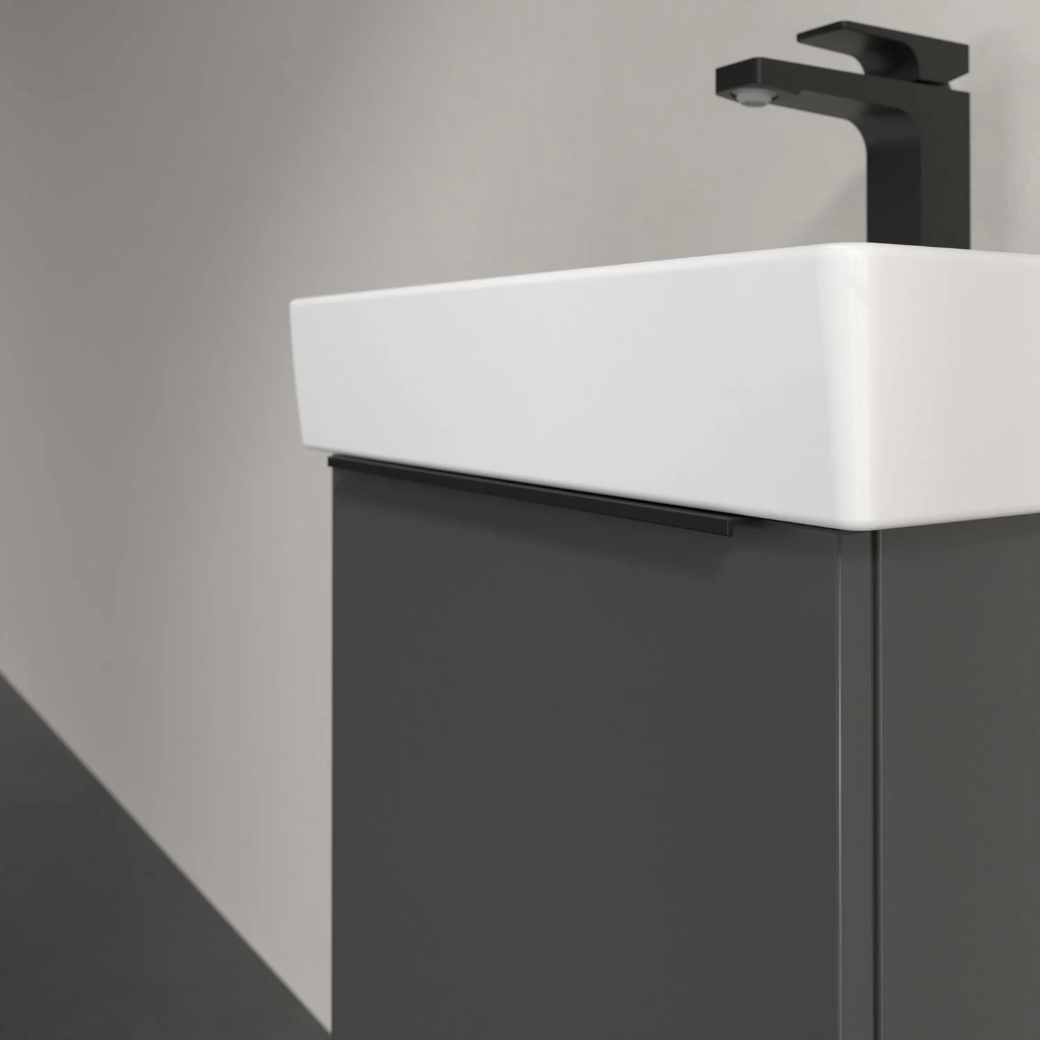 Umywalka z szarą szafką i czarną baterią, Villeroy & Boch