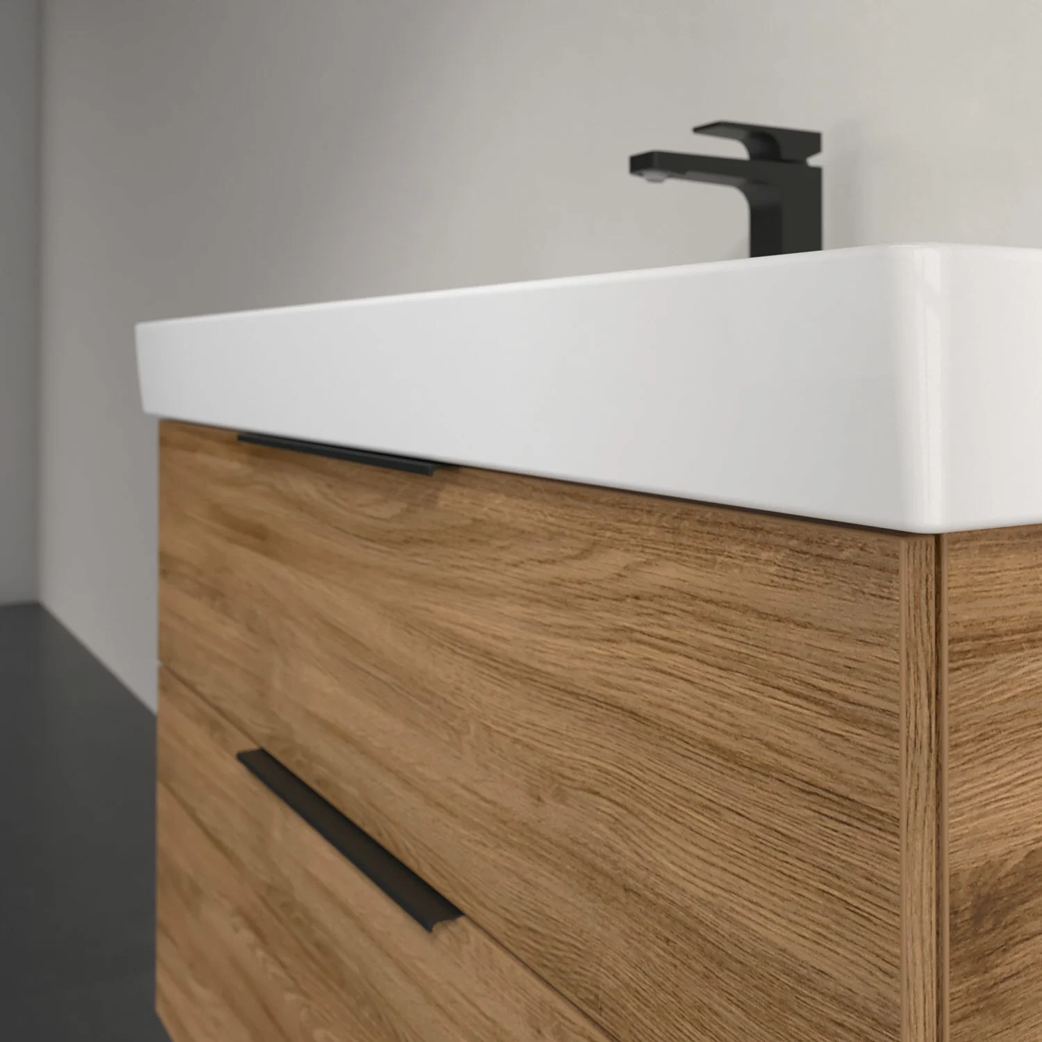 Meble łazienkowe w drewnianym wyglądzie z czarną baterią zbliżenie, Villeroy & Boch