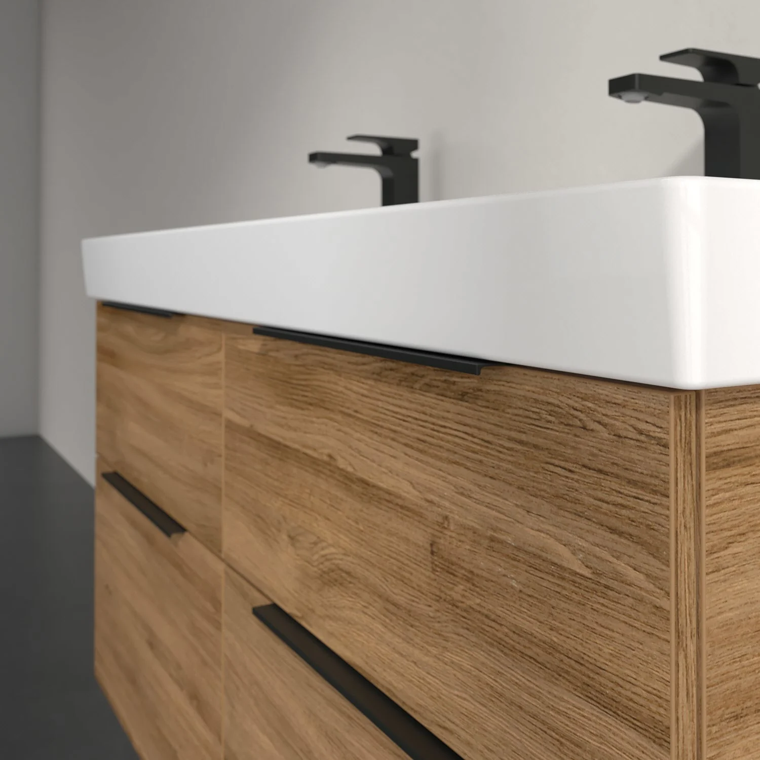 Drewniana umywalka z czarną baterią, Villeroy & Boch