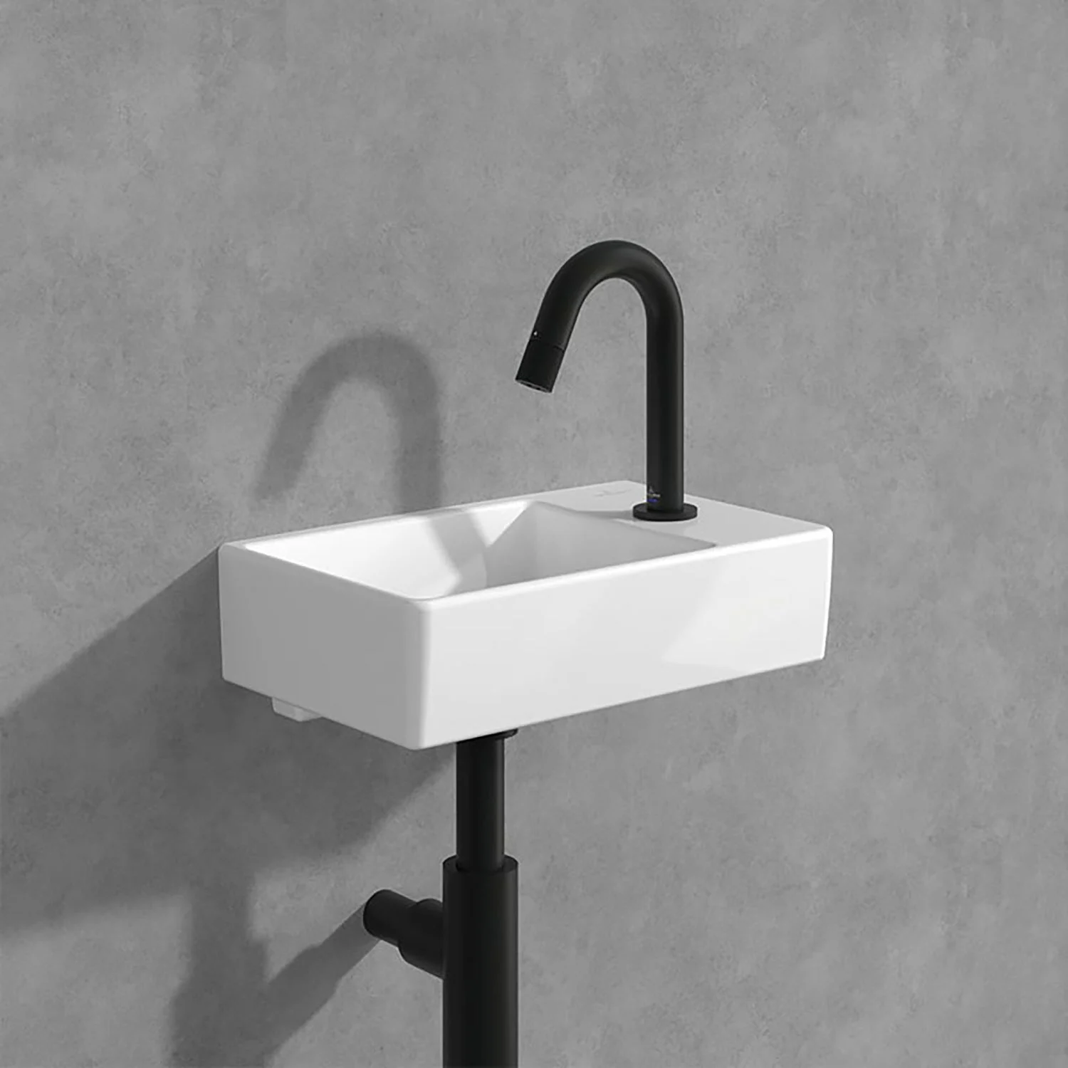 Biała umywalka z czarną baterią, Villeroy & Boch