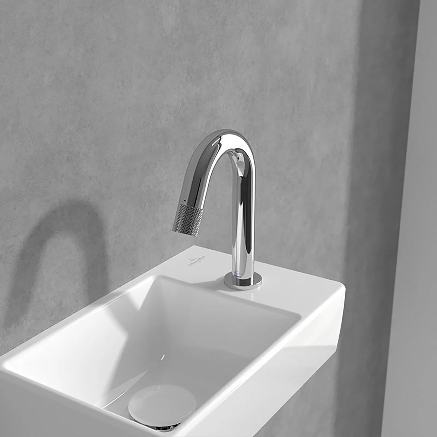 Srebrny kran nad białą umywalką, Villeroy & Boch
