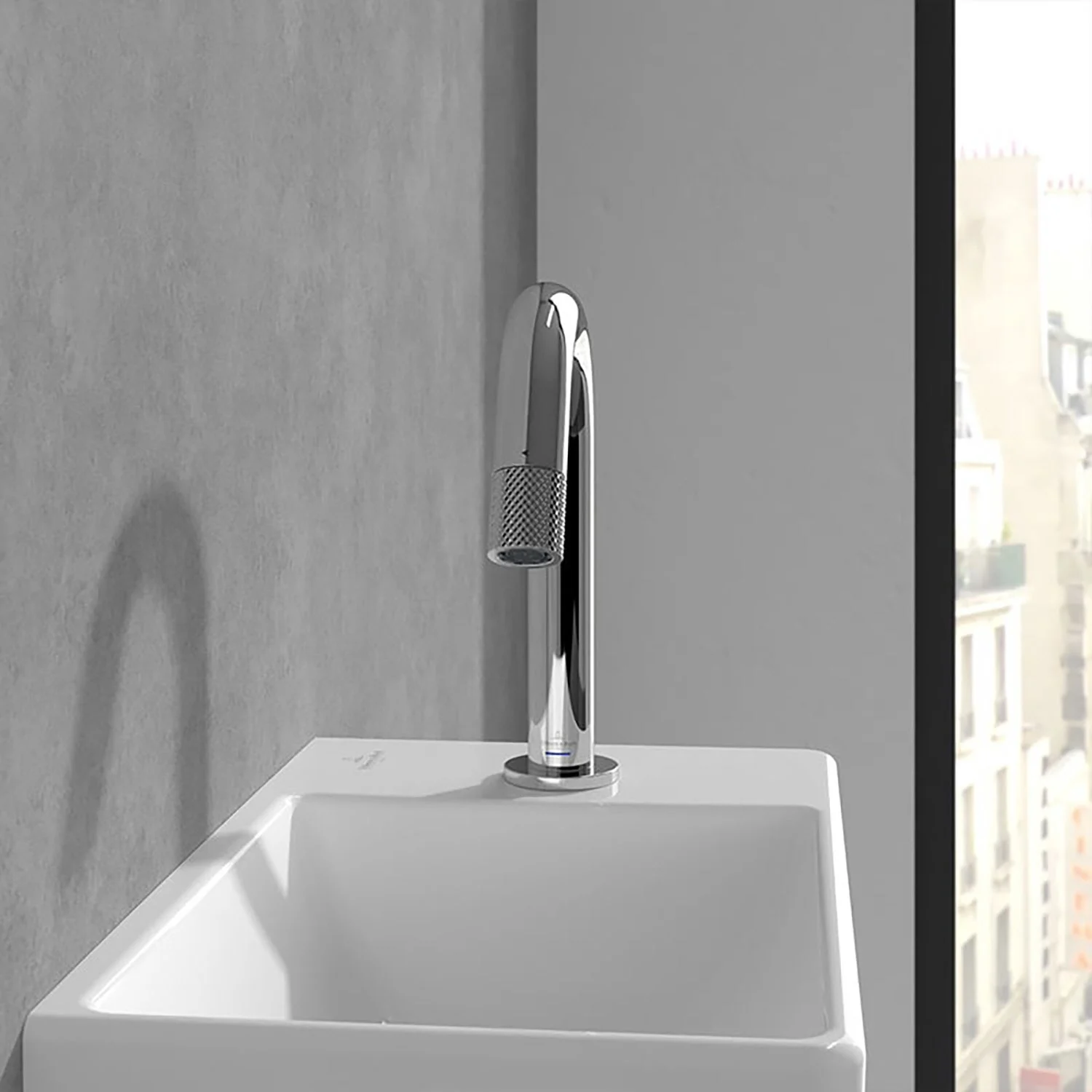 Chromowana bateria nad białą umywalką, Villeroy & Boch