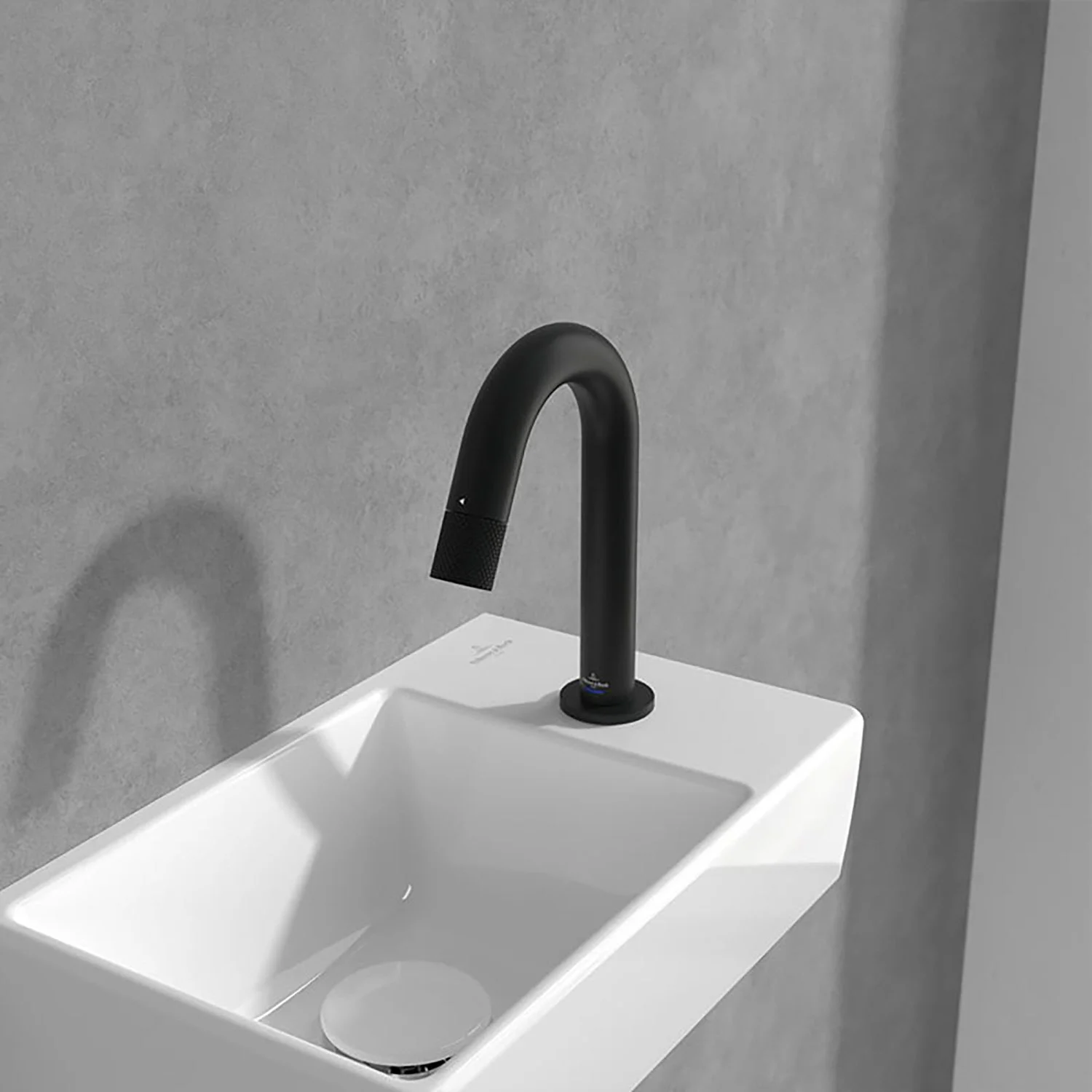 Czarna bateria na białej umywalce, Villeroy & Boch