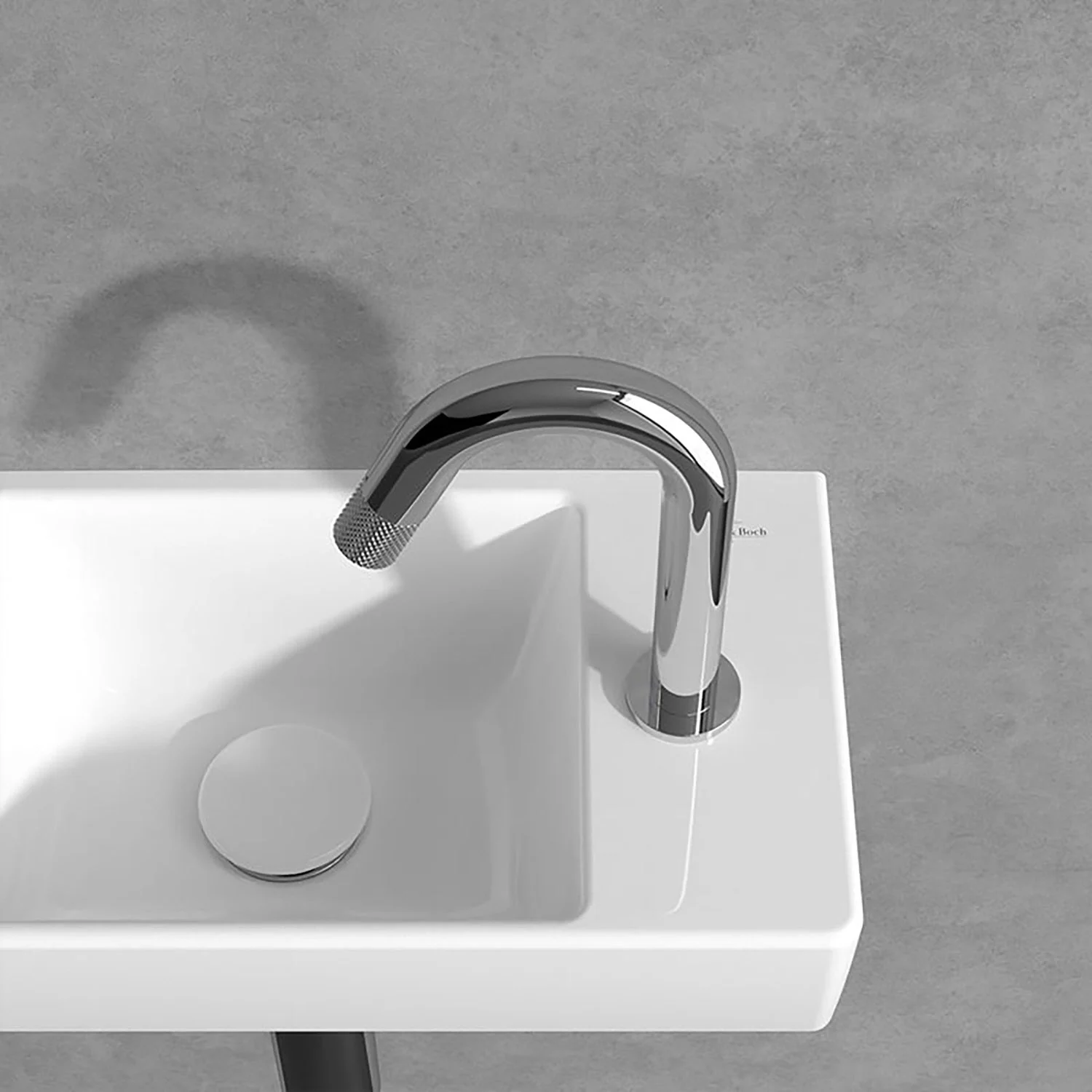 Chromowana bateria na szarym tle w widoku z boku, Villeroy & Boch