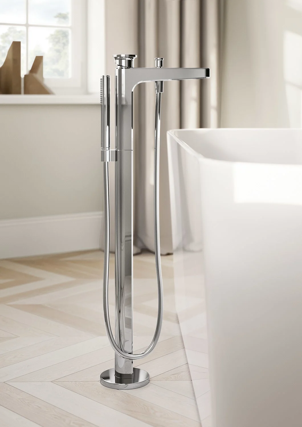 Chromowana bateria obok wanny w łazience, Villeroy & Boch