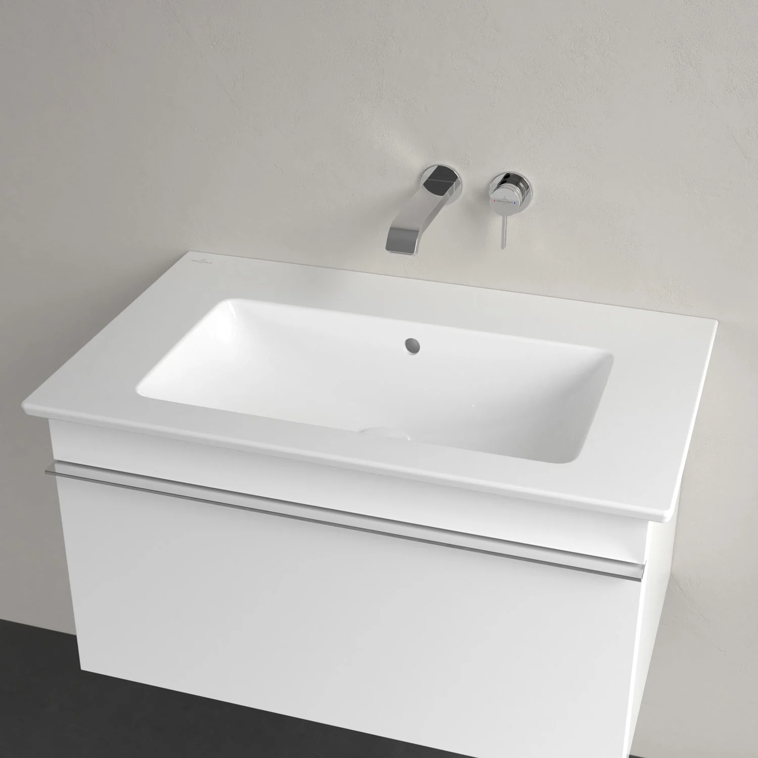 Biała umywalka z baterią ścienną z bliska, Villeroy & Boch