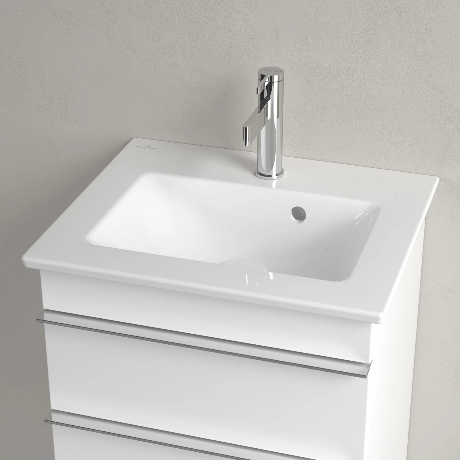 Biała umywalka z baterią w zbliżeniu, Villeroy & Boch