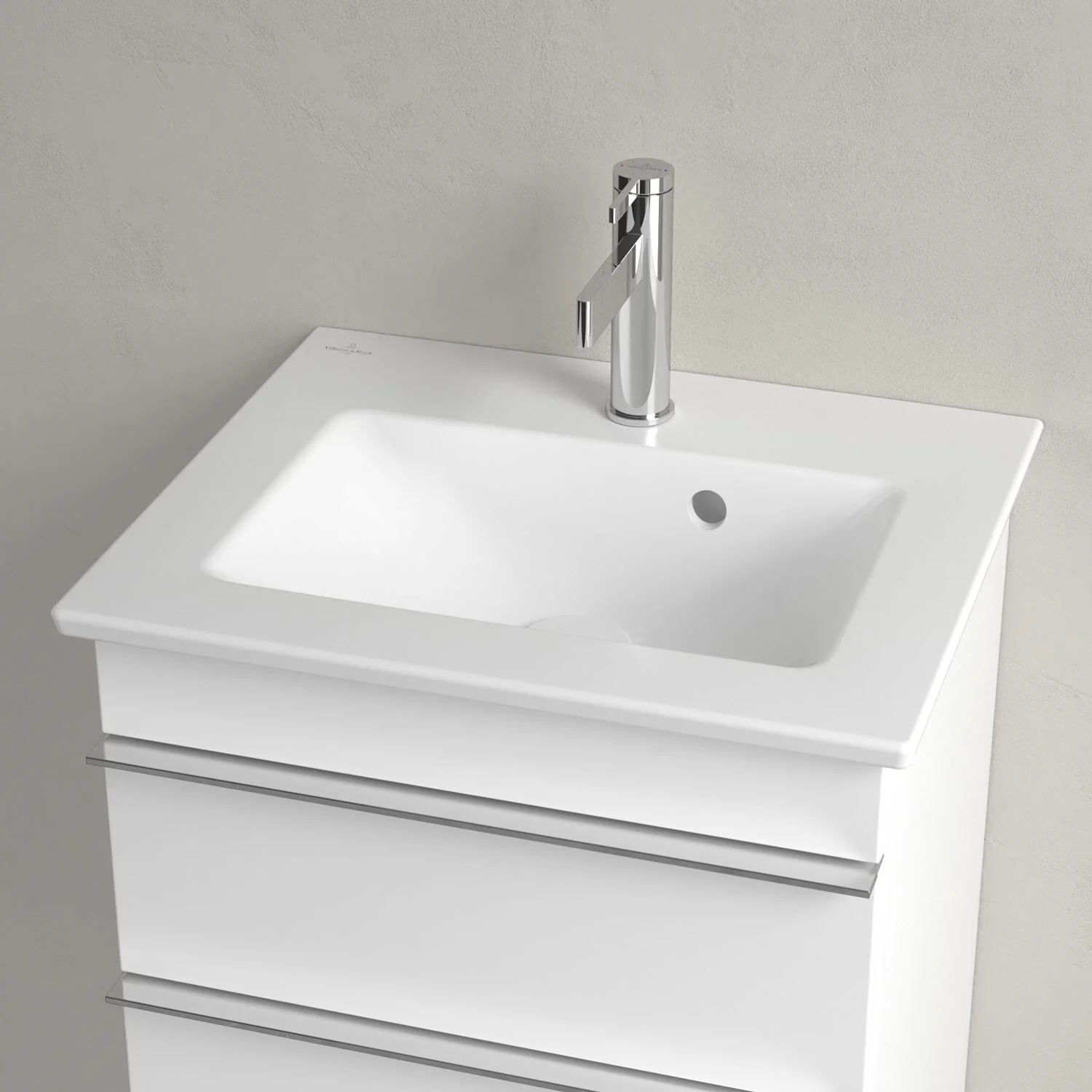 Biała umywalka z baterią w zbliżeniu, Villeroy & Boch