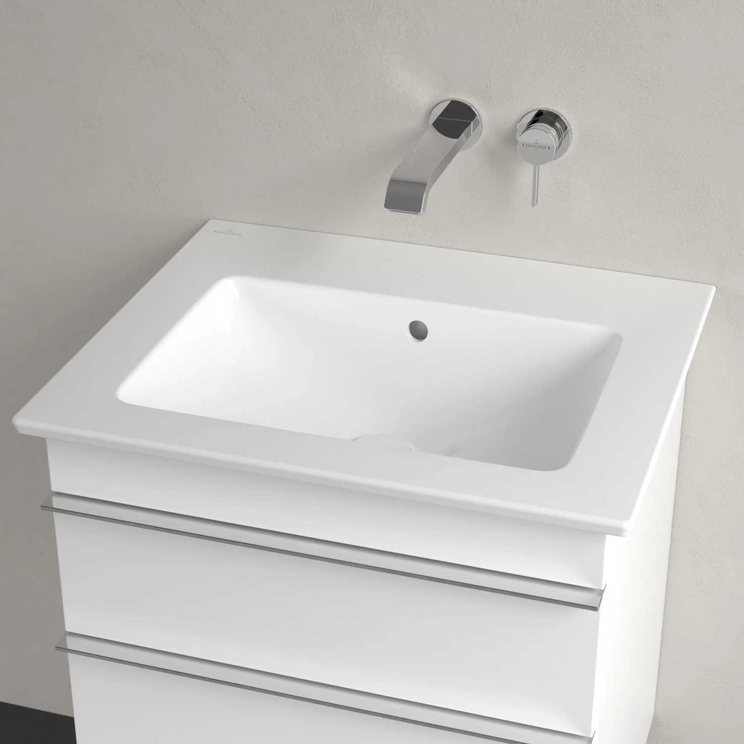 Biała umywalka z baterią ścienną w zbliżeniu, Villeroy & Boch