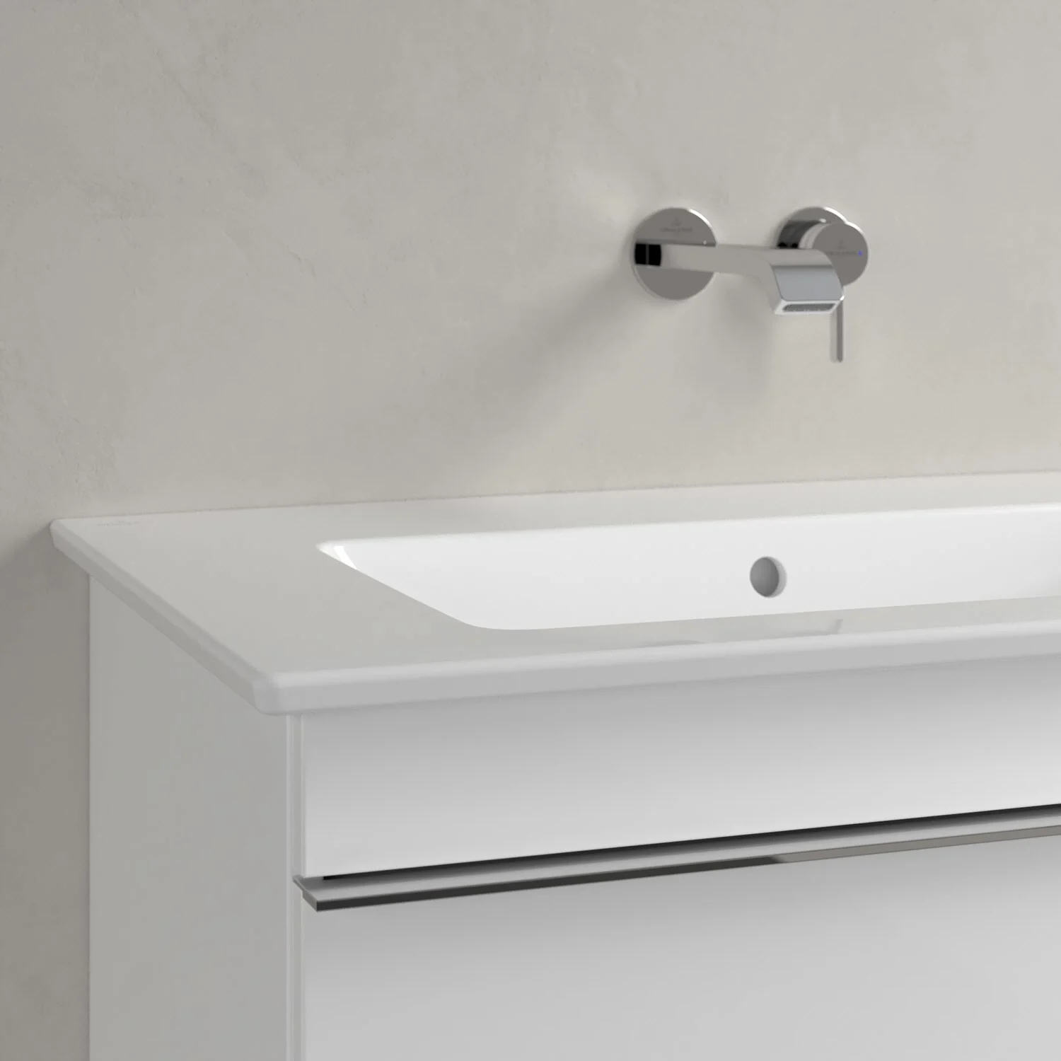 Biała umywalka z baterią ścienną zbliżenie, Villeroy & Boch