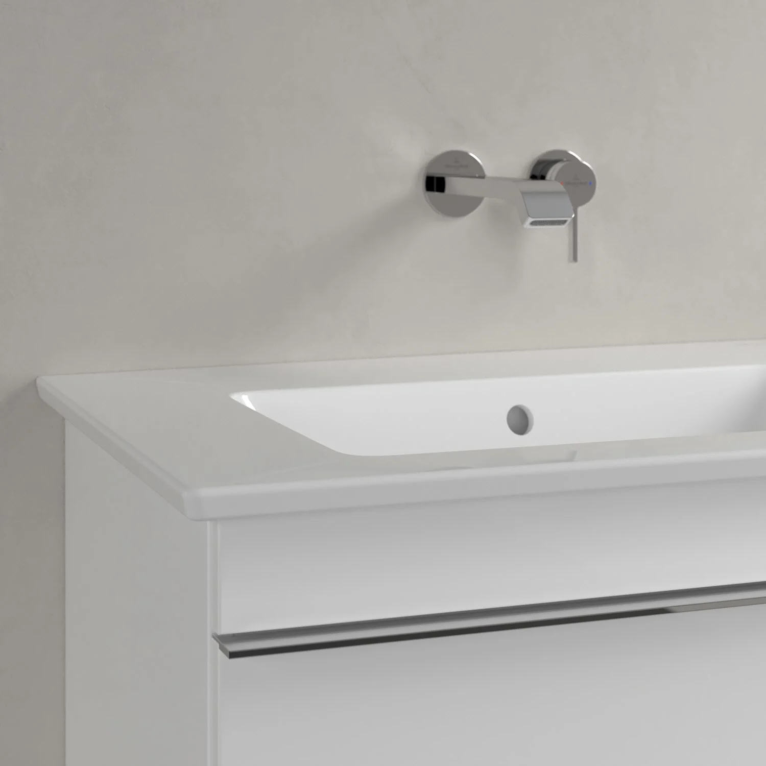 Umywalka z baterią ścienną w zbliżeniu, Villeroy & Boch