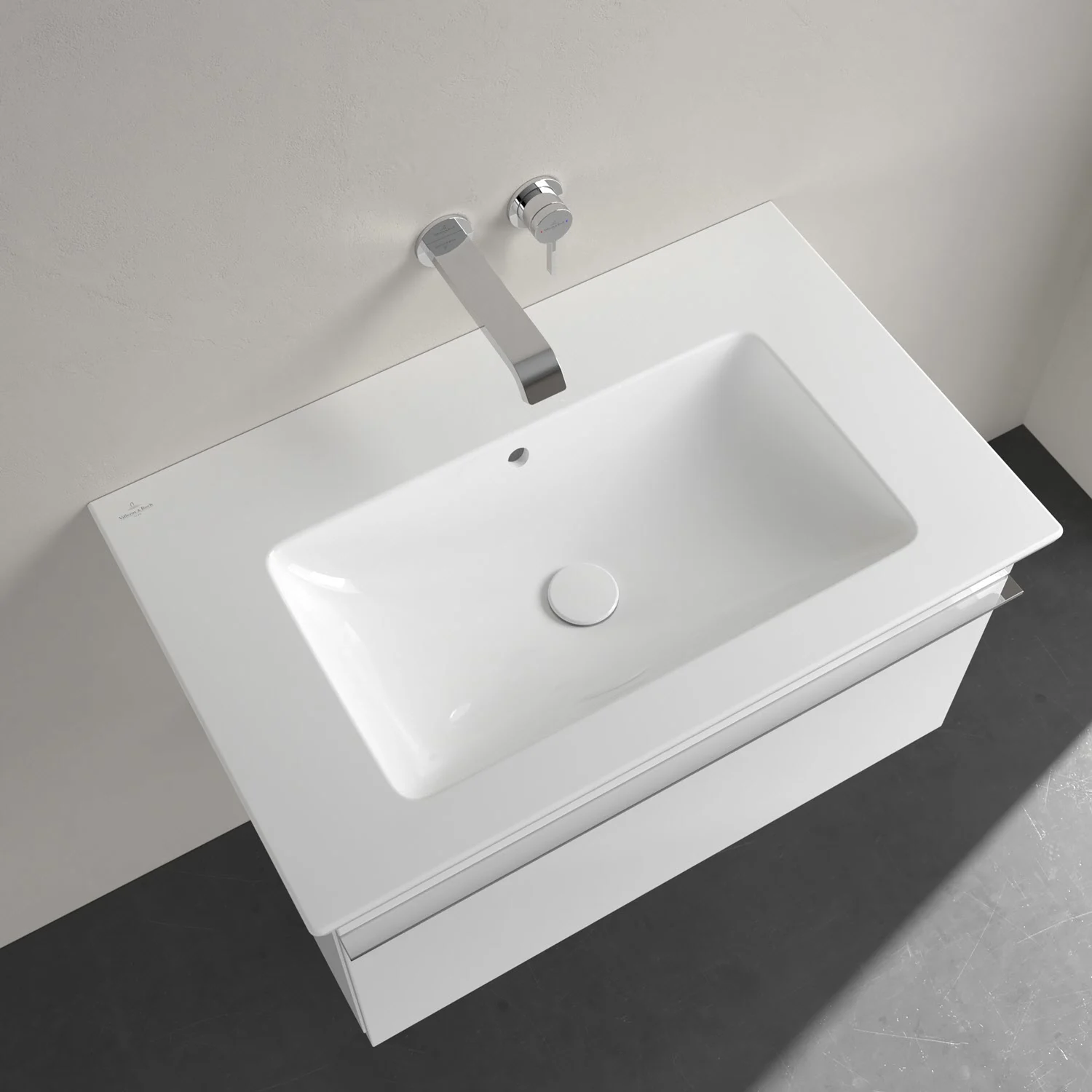 Biała umywalka z baterią ścienną widziana z góry, Villeroy & Boch
