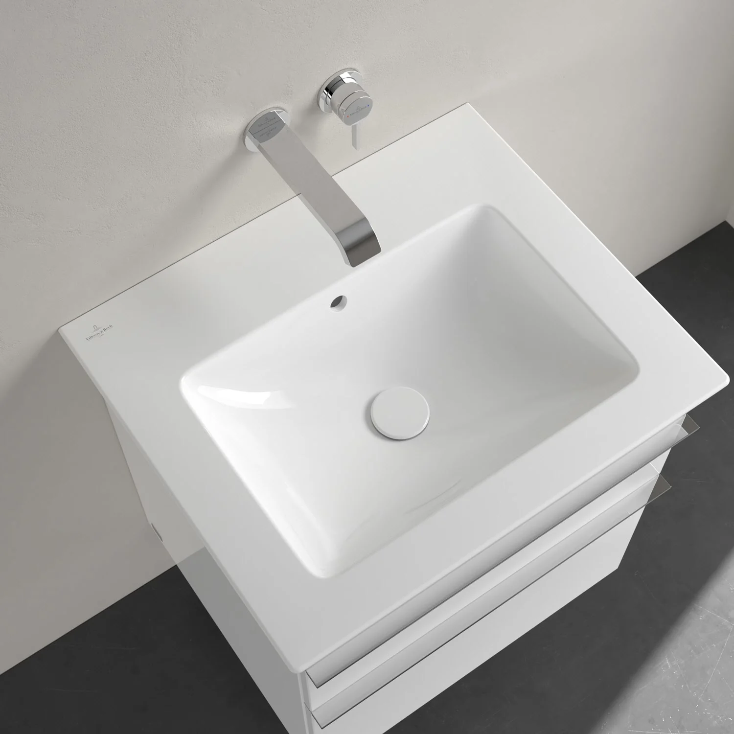 Biała umywalka z baterią ścienną widziana z góry, Villeroy & Boch