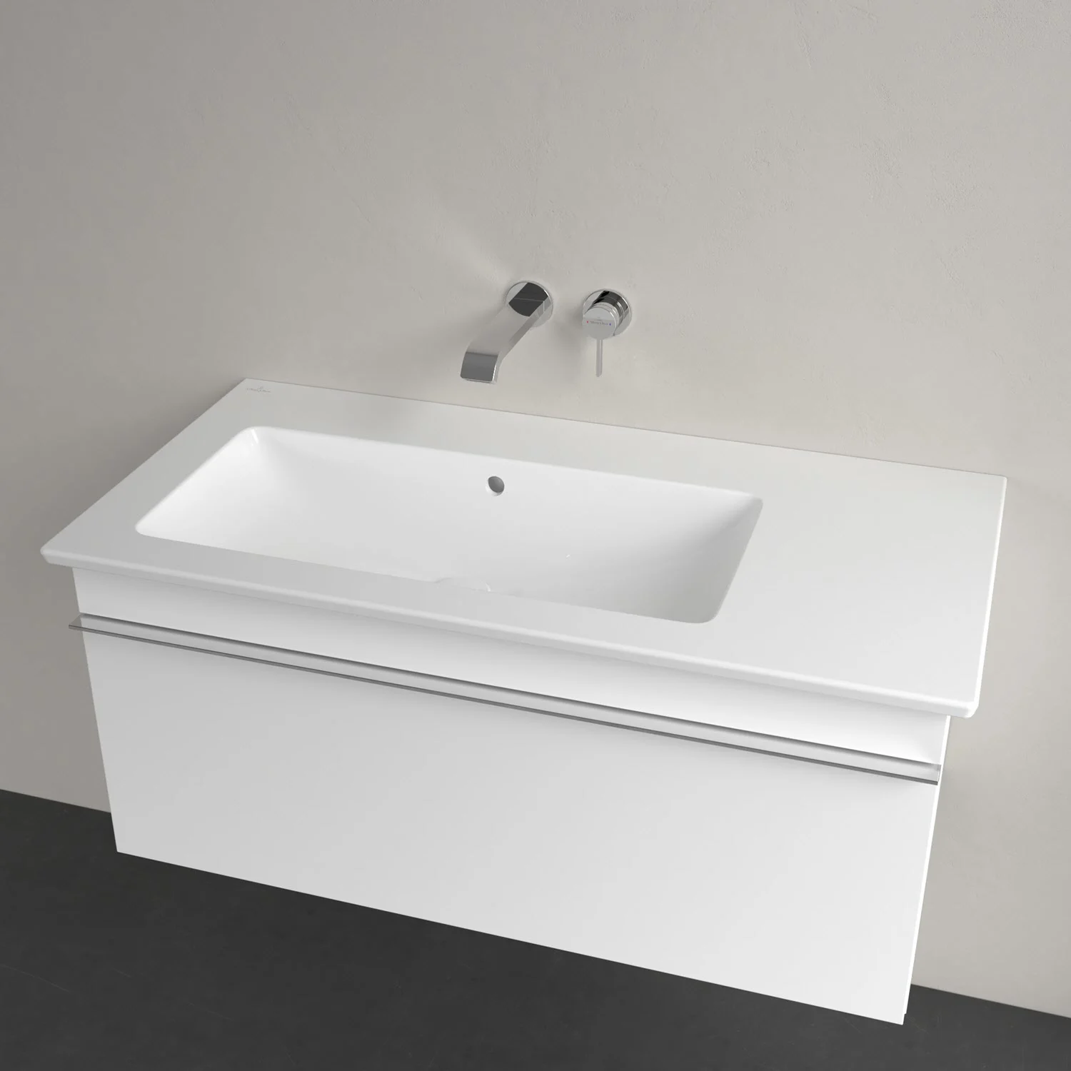 Biała umywalka z baterią ścienną z bliska, Villeroy & Boch