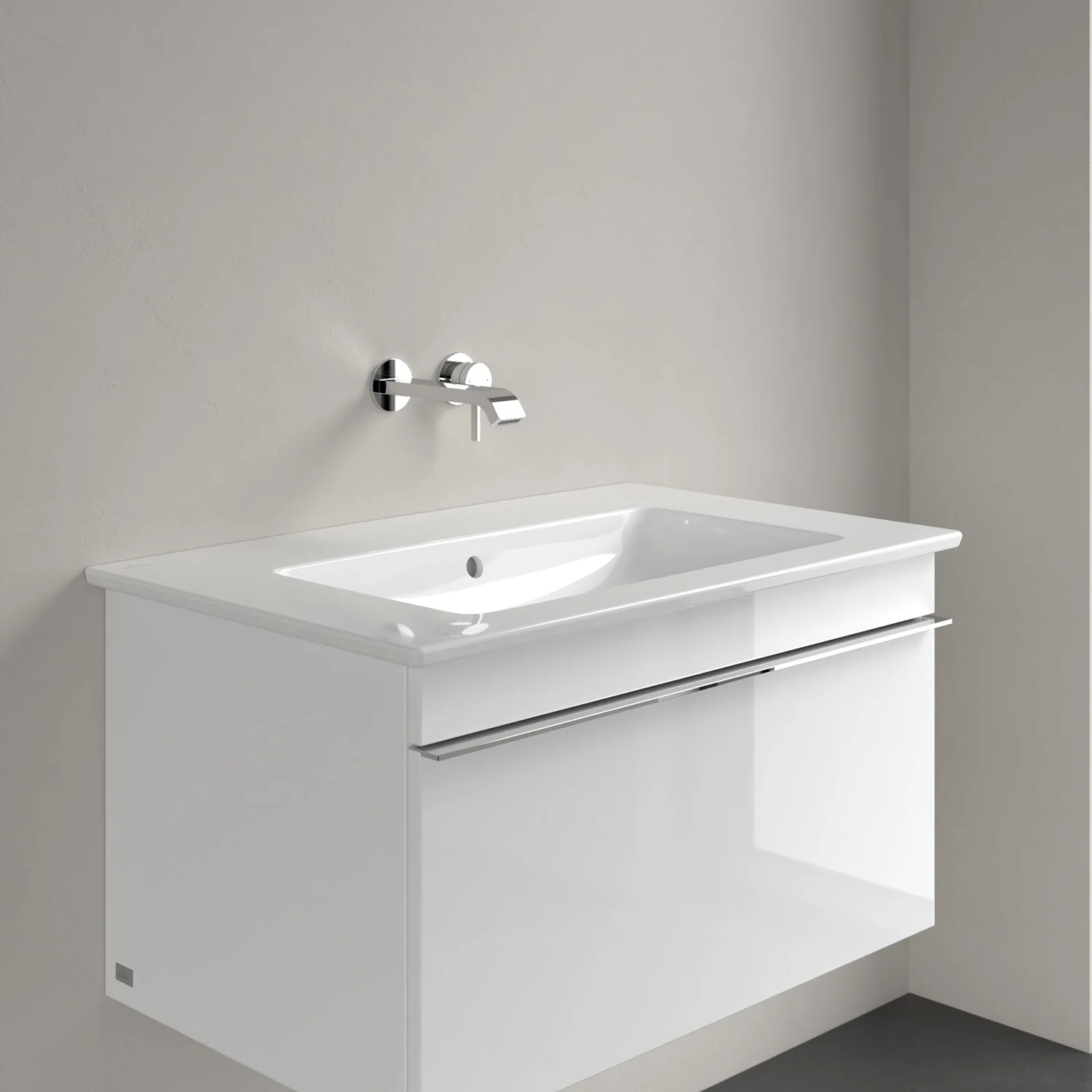 Biała umywalka z baterią ścienną w zbliżeniu, Villeroy & Boch