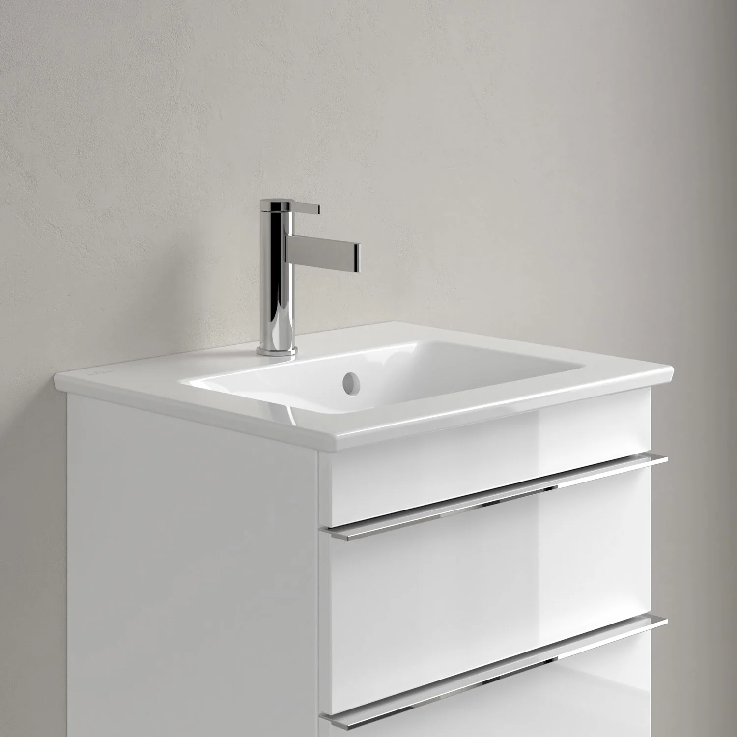 Biała umywalka z baterią zbliżenie, Villeroy & Boch