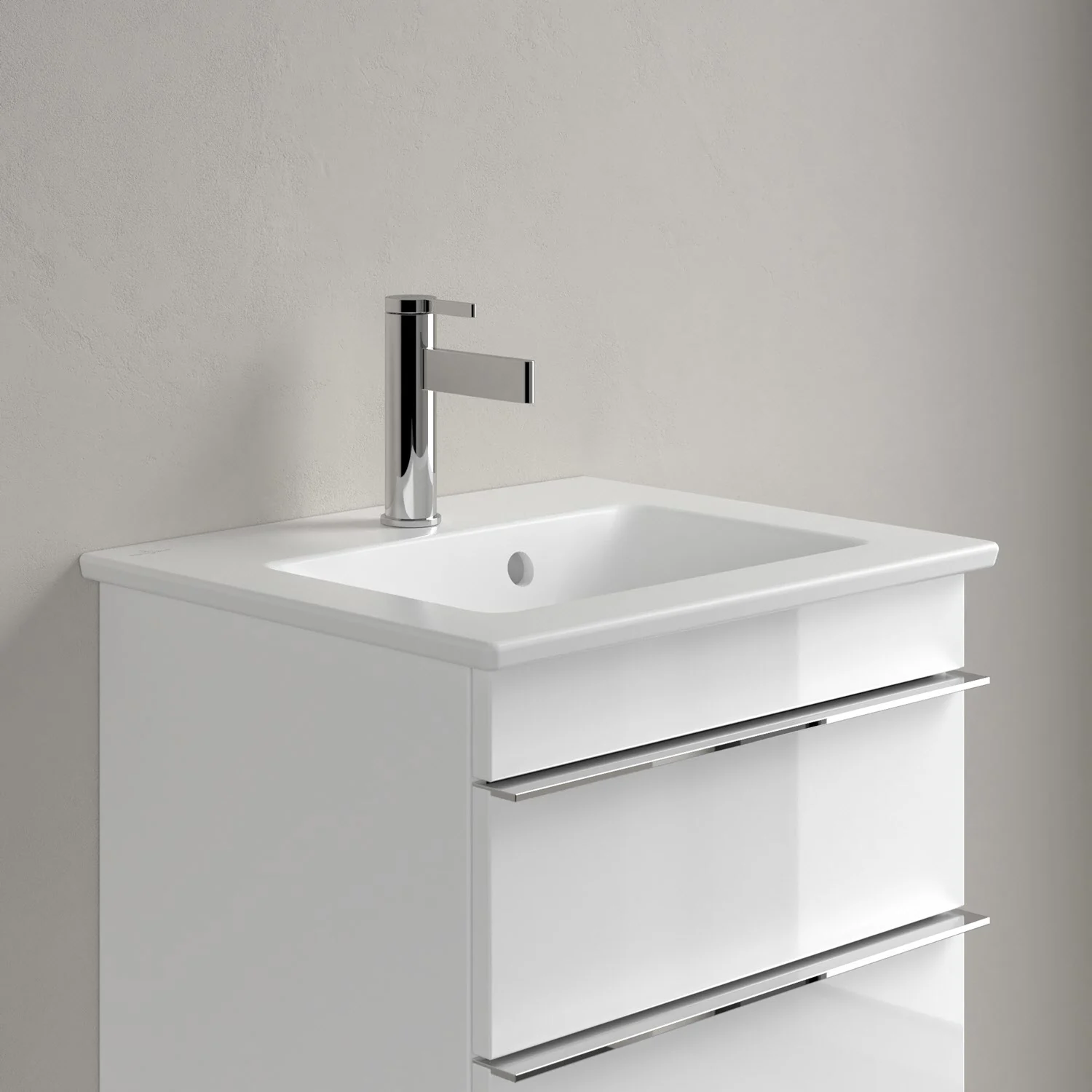 Biała umywalka z baterią zbliżenie, Villeroy & Boch
