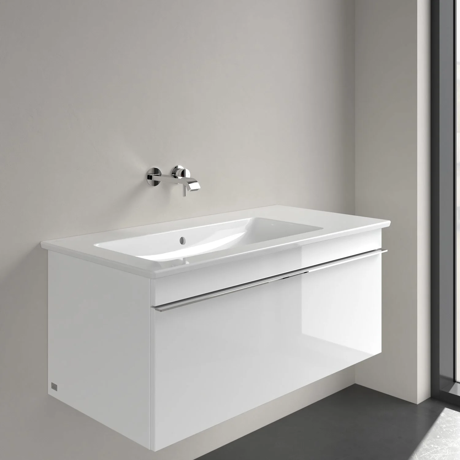 Biała umywalka z baterią ścienną w łazience, Villeroy & Boch