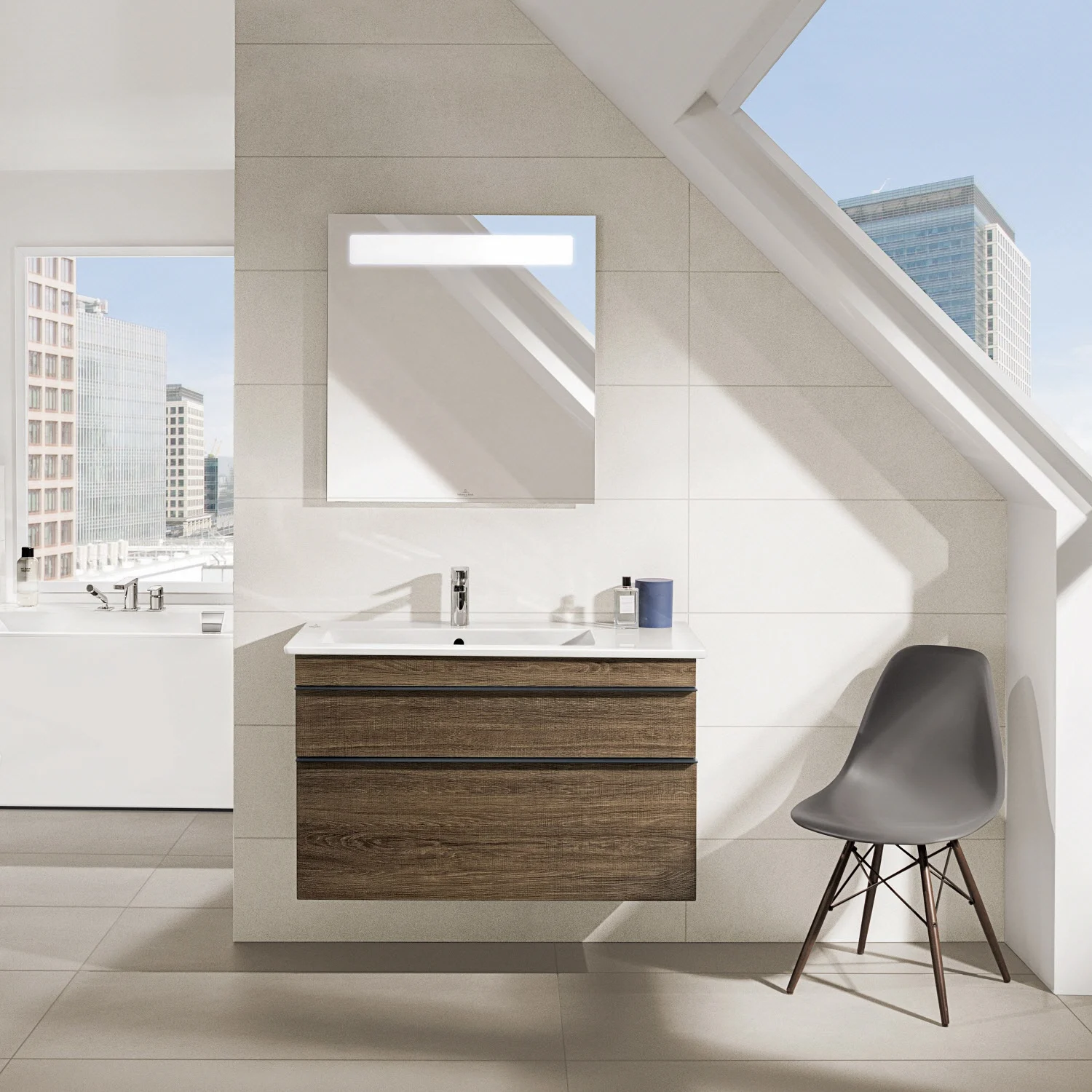 Umywalka z lustrem w nowoczesnej łazience, Villeroy & Boch