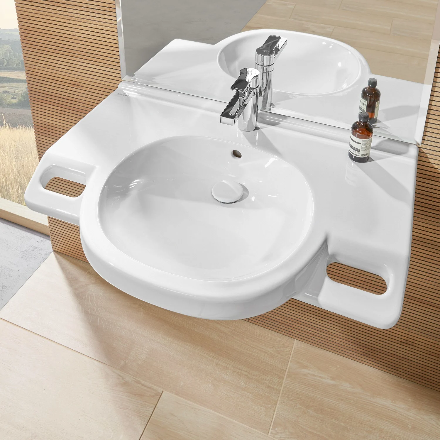 Biała umywalka z bocznymi uchwytami, Villeroy & Boch