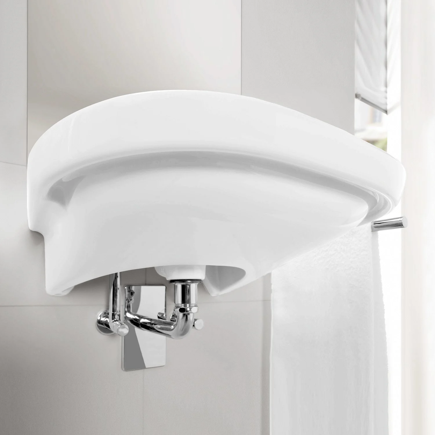 Biała umywalka z armaturą w zbliżeniu, Villeroy & Boch