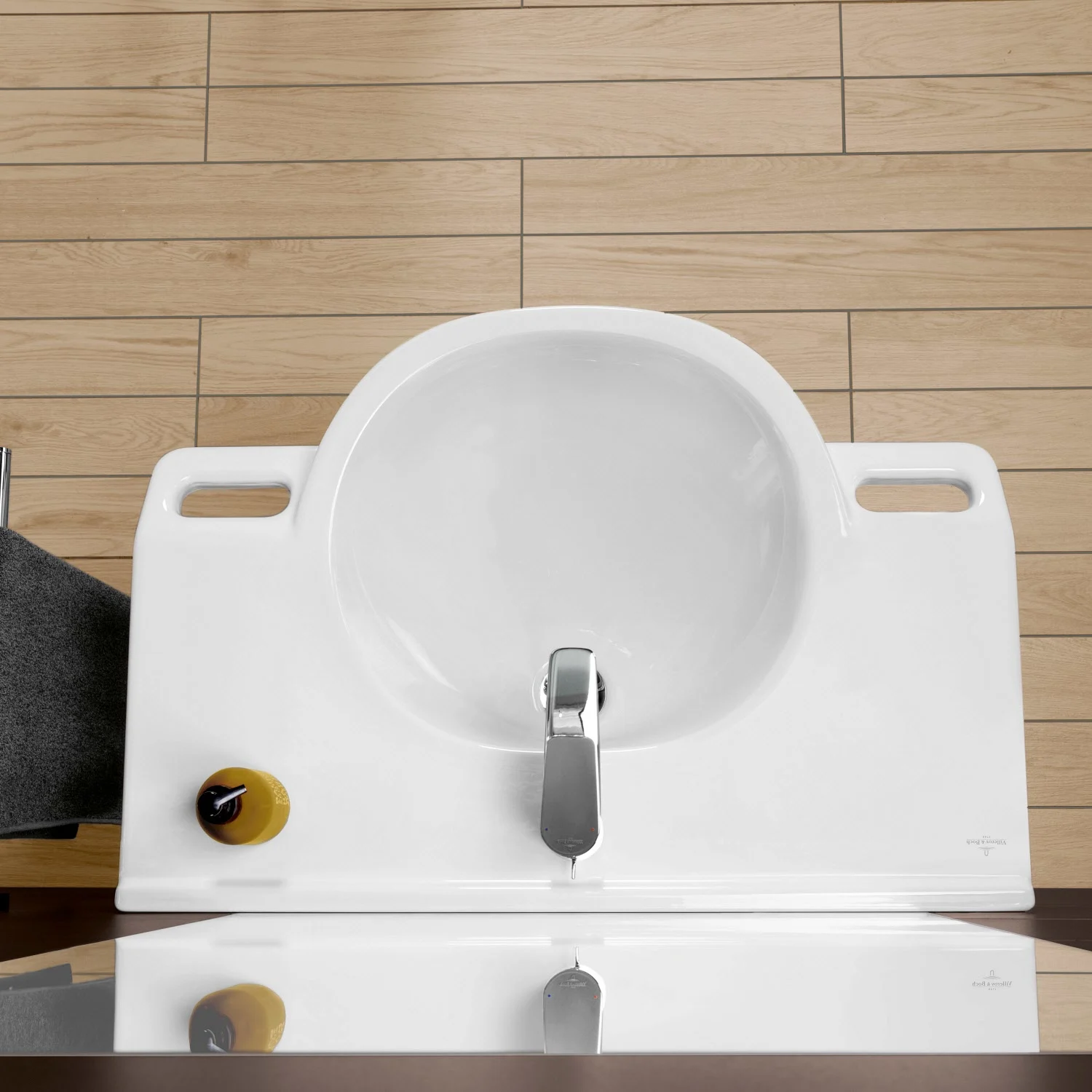 Umywalka z drewnianą okładziną w łazience, Villeroy & Boch
