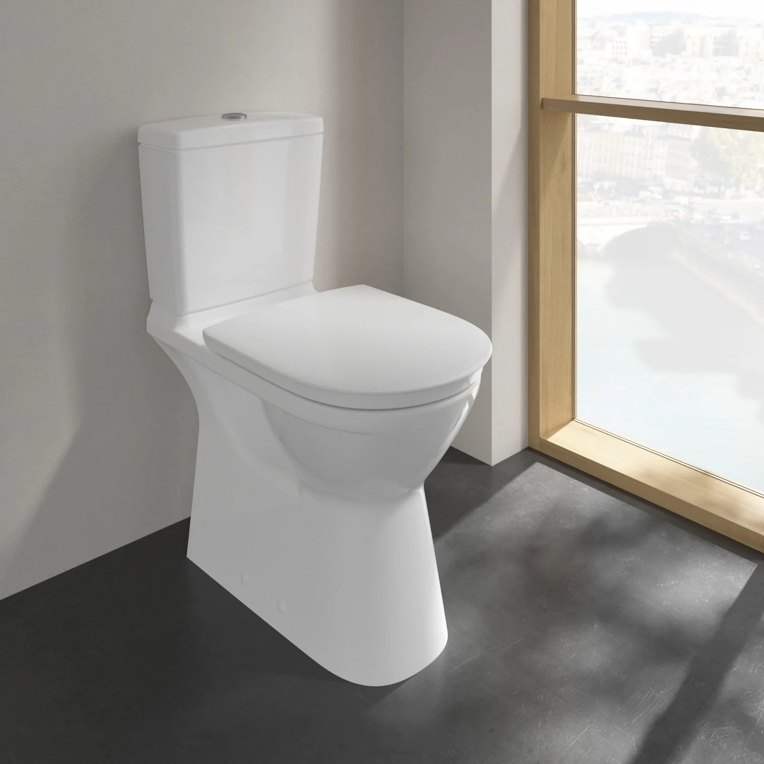Toaleta stojąca obok okna w łazience, Villeroy & Boch