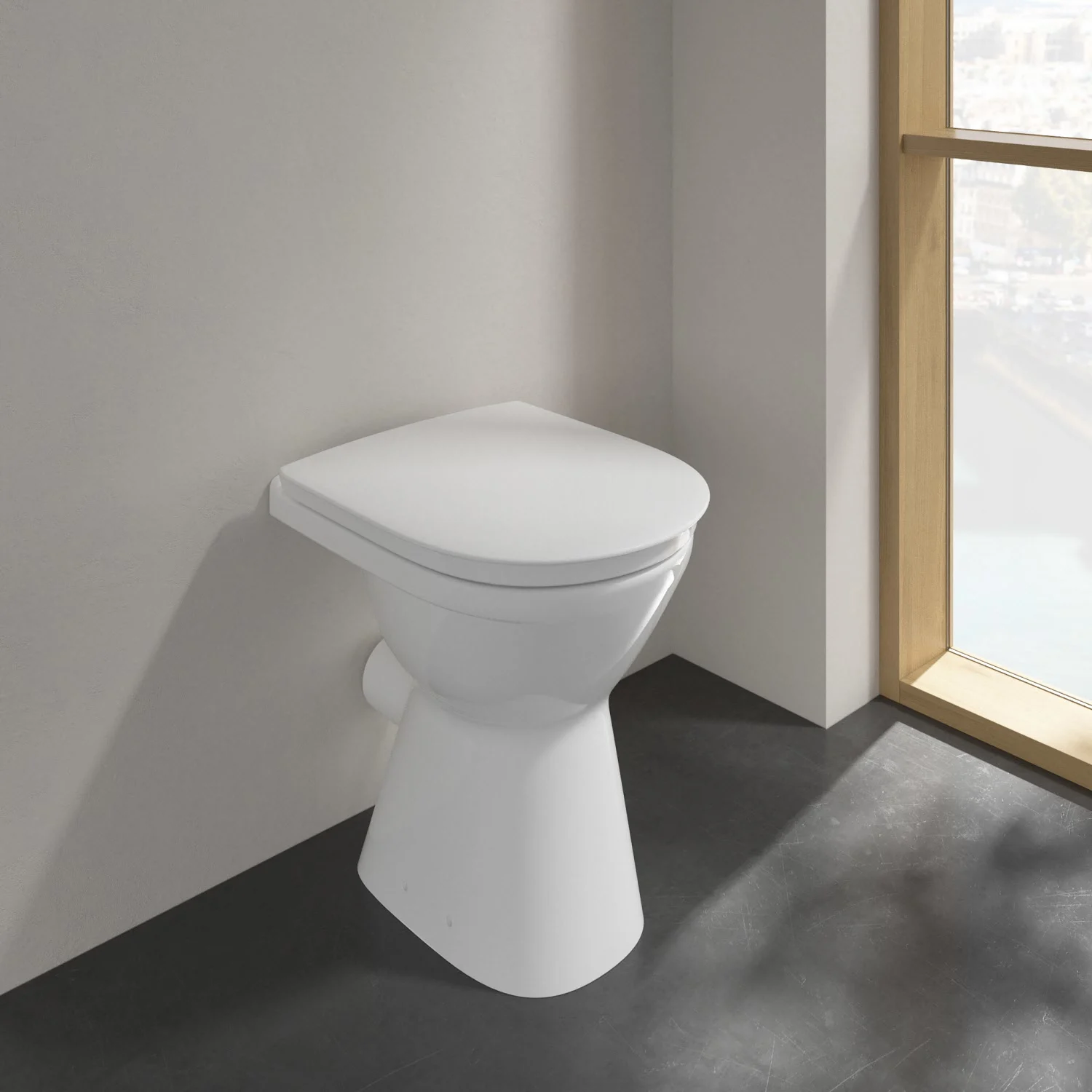 Kompaktowa toaleta obok okna w łazience, Villeroy & Boch
