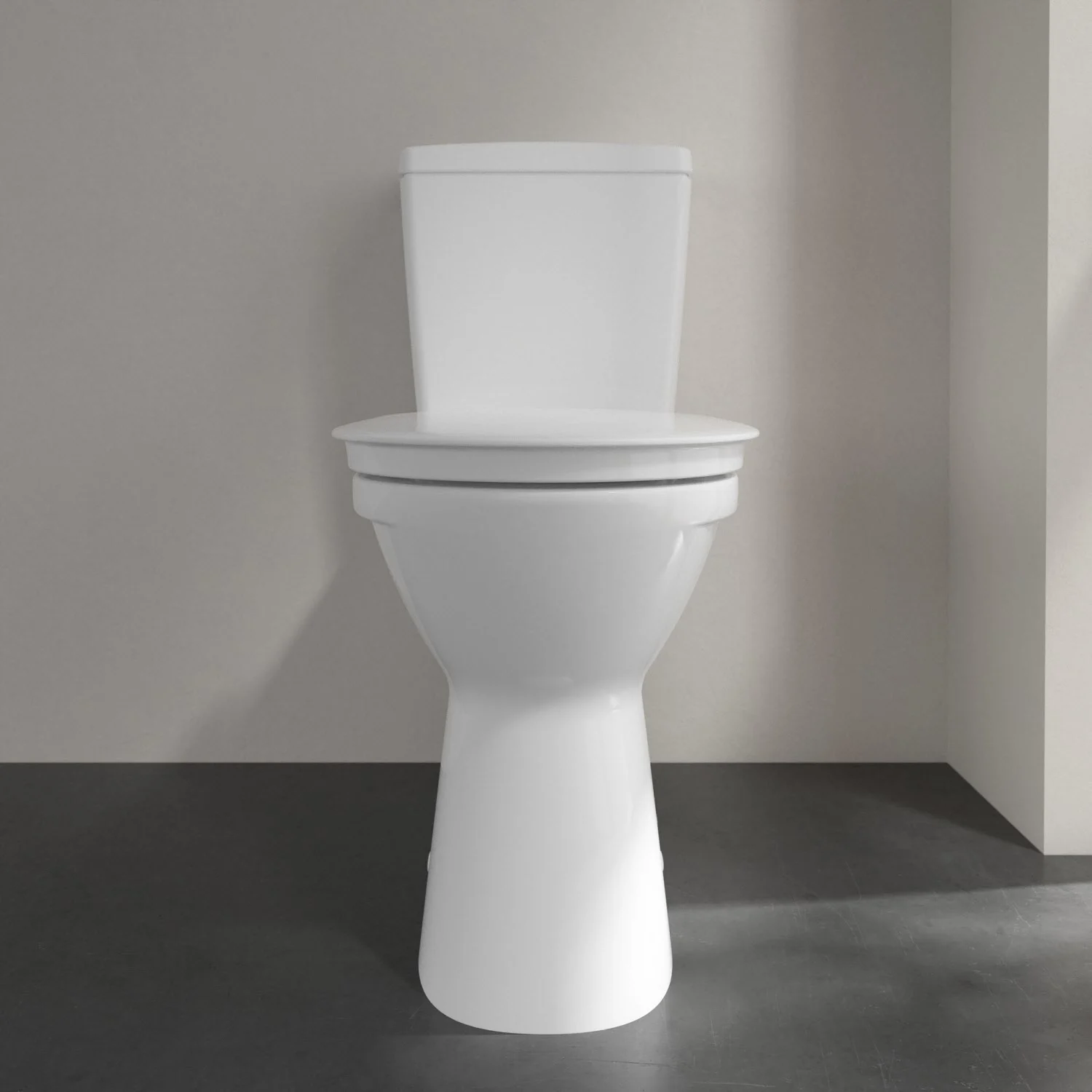 Biała toaleta z bliska na tle szarej ściany, Villeroy & Boch