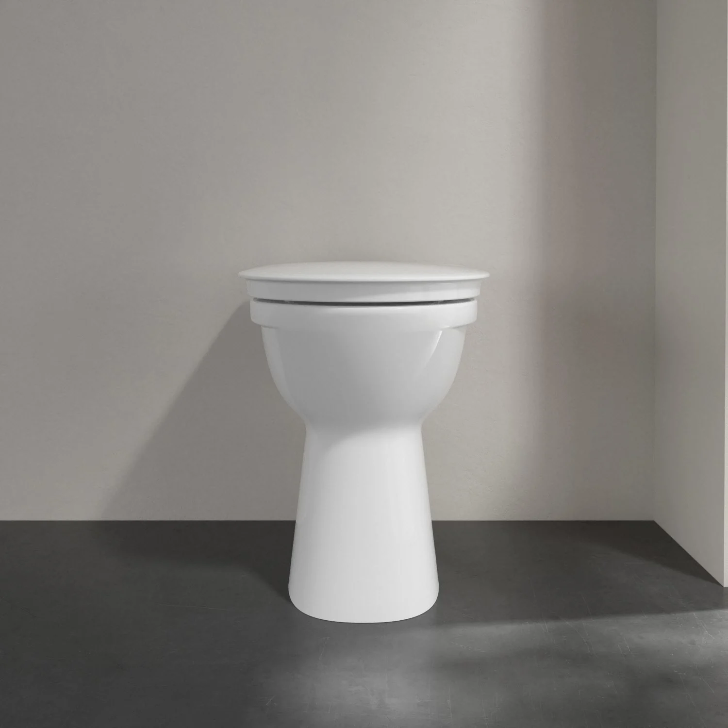 Biała toaleta z bliska na tle szarej ściany, Villeroy & Boch