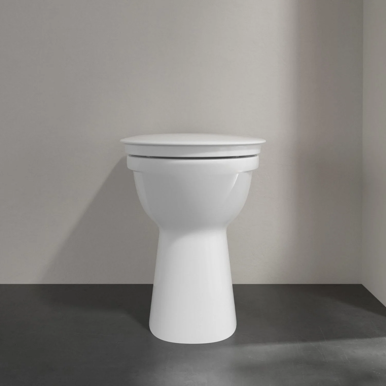Biała toaleta z bliska na tle szarej ściany, Villeroy & Boch