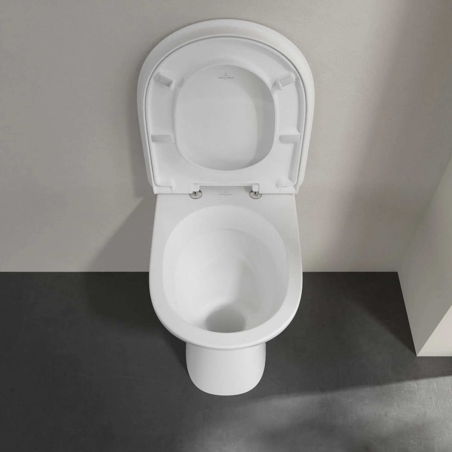 Biała toaleta z widokiem z góry w łazience, Villeroy & Boch
