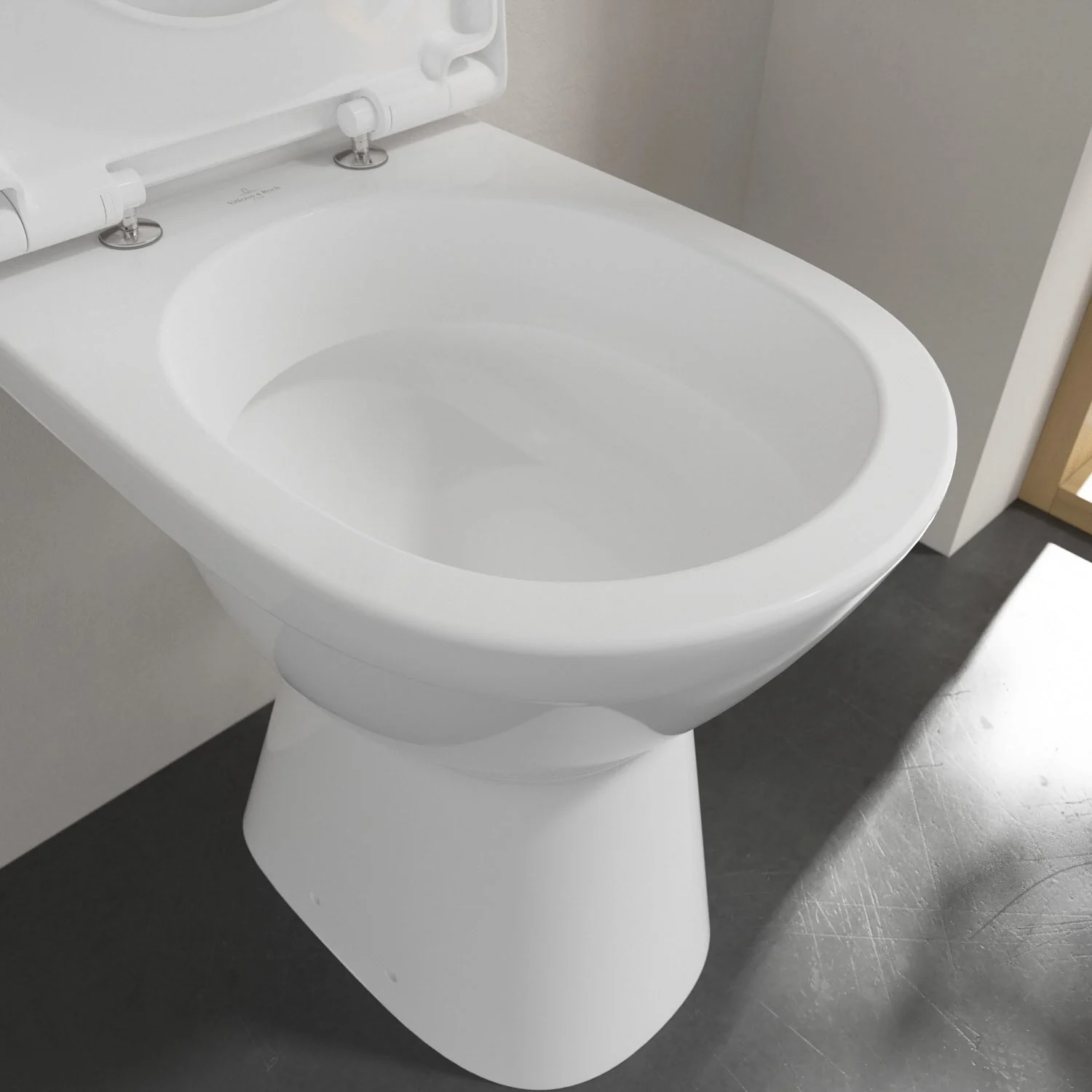 Biała toaleta z boku w łazience, Villeroy & Boch