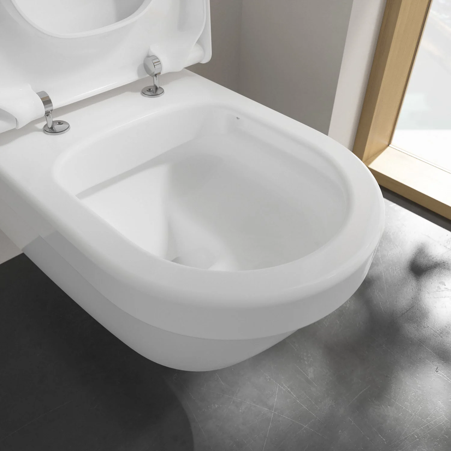 Zbliżenie otwartej pokrywy toalety z boku, Villeroy & Boch