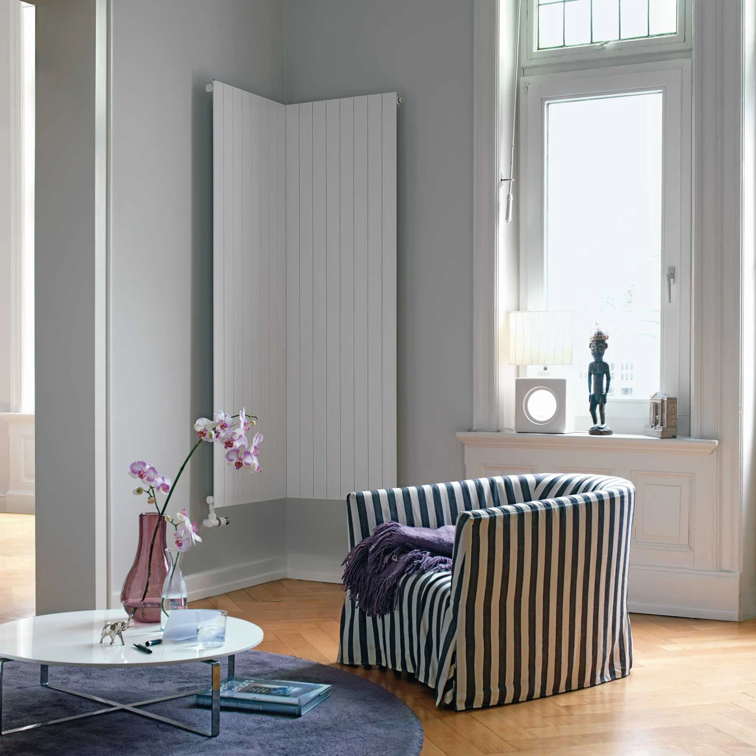 Salon z fotelem i grzejnikiem na ścianie, Zehnder
