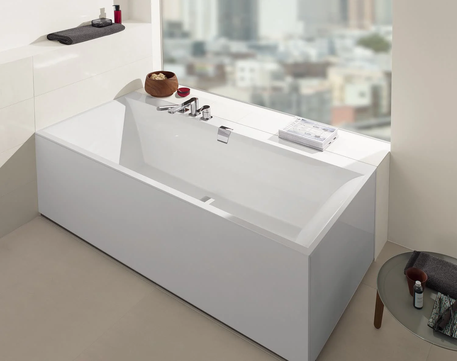 Biała wanna z armaturą w łazience, Villeroy & Boch