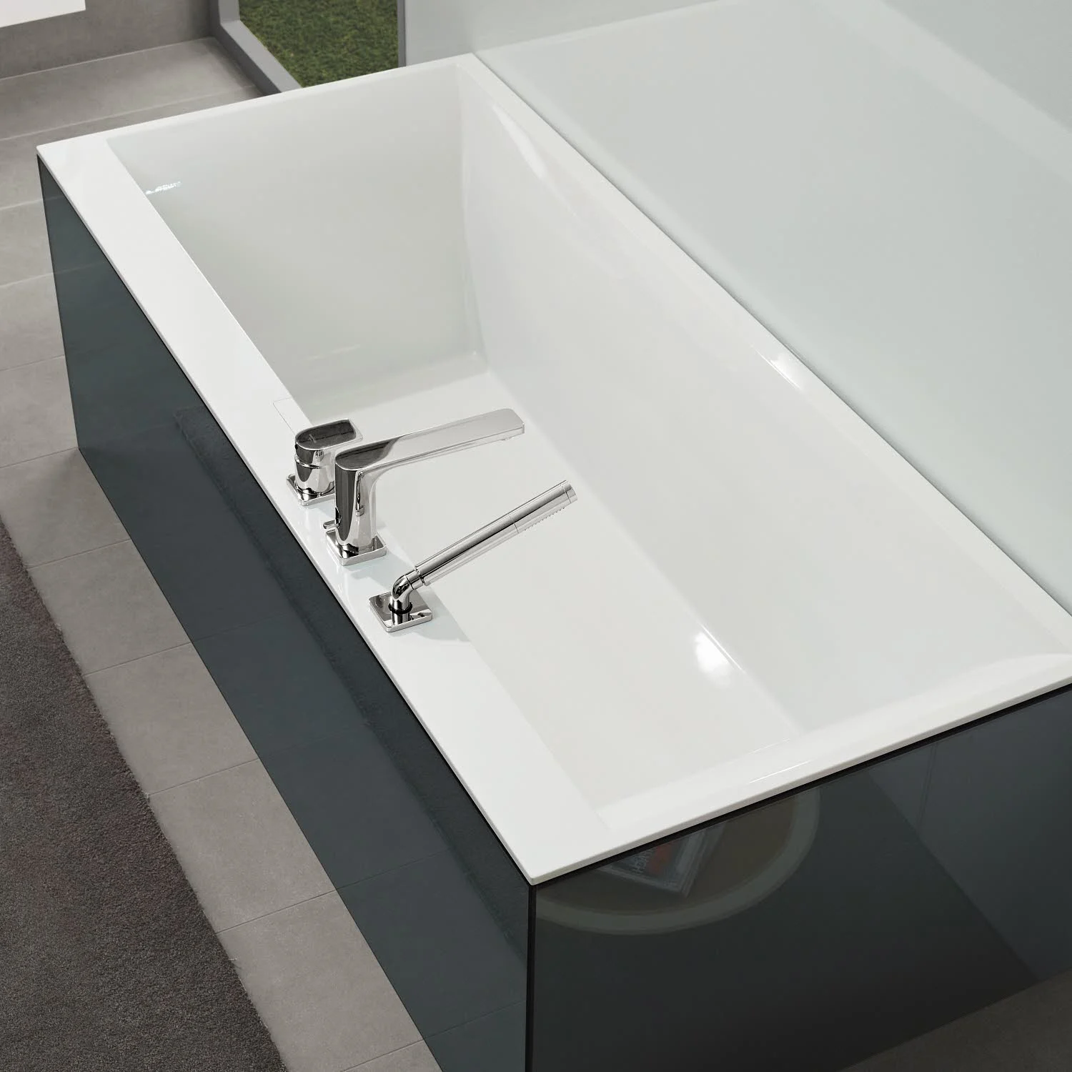 Prostokątna wanna w nowoczesnej łazience, Villeroy & Boch
