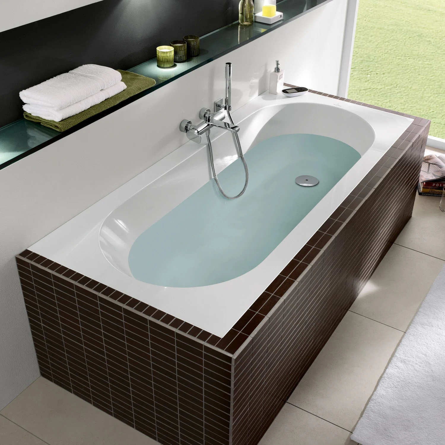 Prostokątna wanna z brązowymi płytkami w łazience, Villeroy & Boch