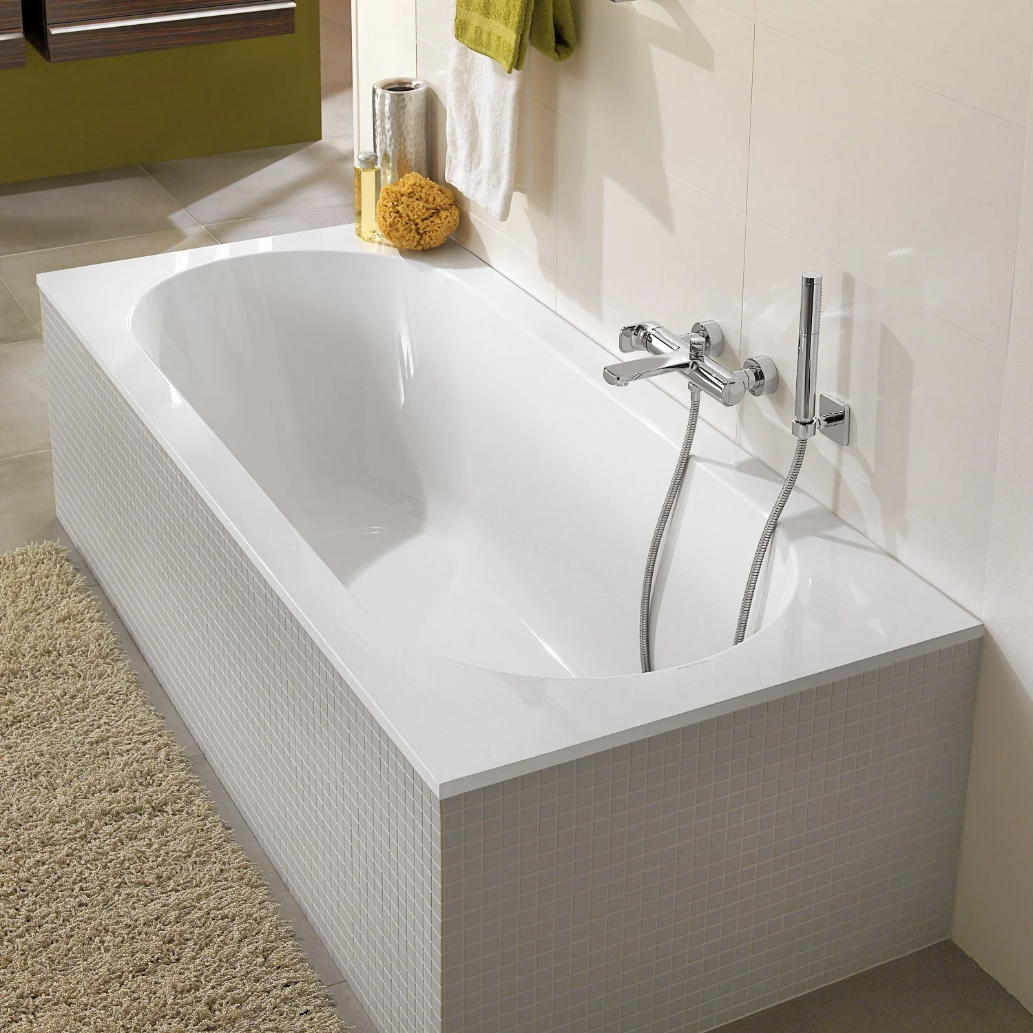 Biała prostokątna wanna z armaturą w łazience, Villeroy & Boch