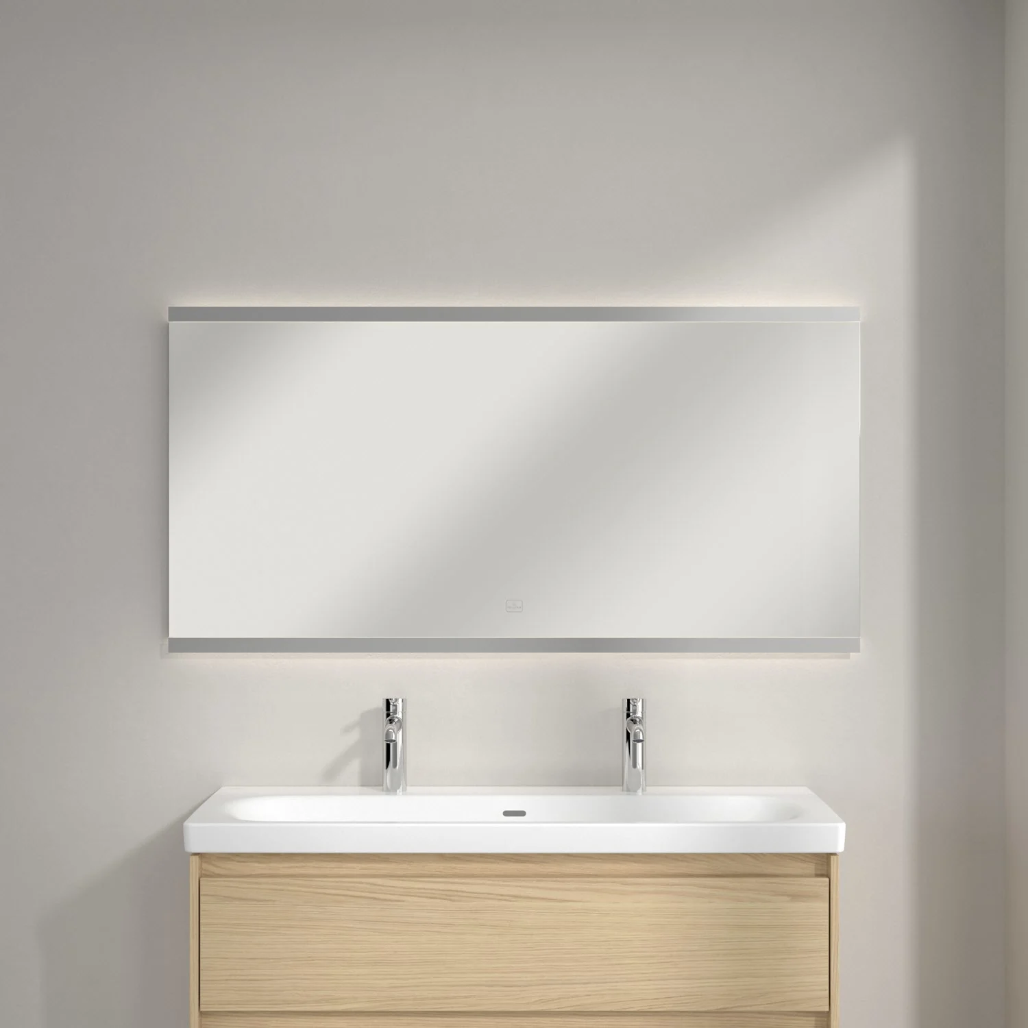 Szerokie lustro nad podwójną umywalką z drewnianą szafką, Villeroy & Boch