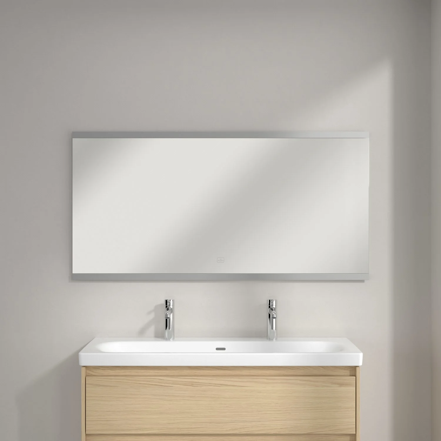 Długie lustro nad podwójną umywalką w łazience, Villeroy & Boch