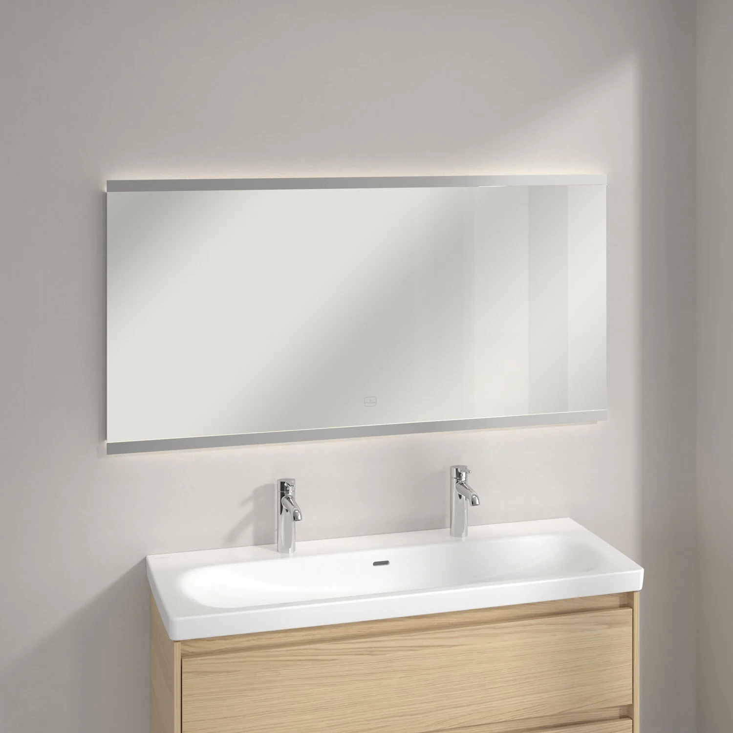 Lustro nad podwójną umywalką w łazience, Villeroy & Boch