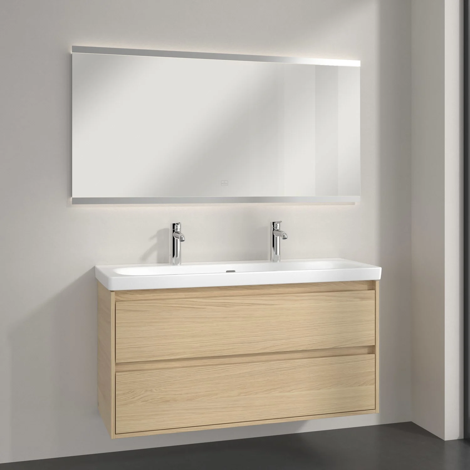 Łazienka z dużym lustrem i podwójną umywalką, Villeroy & Boch