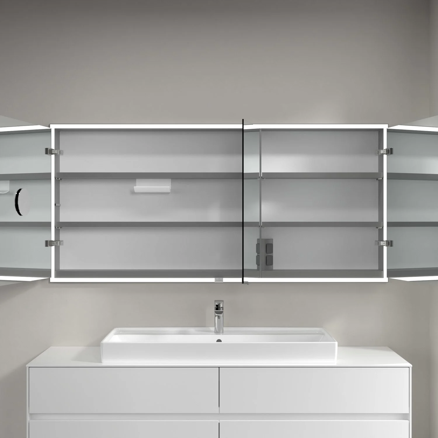 Otwarta szafka z lustrem i umywalką w łazience, Villeroy & Boch